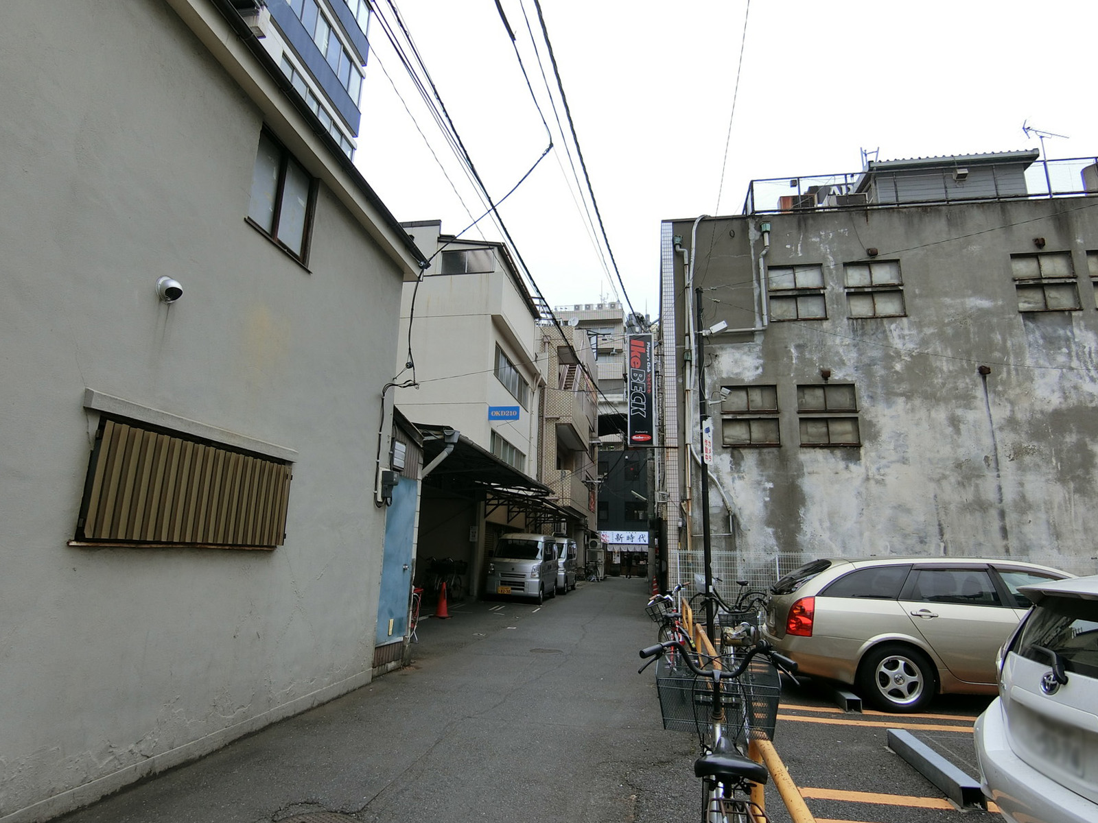 オフィスビル前面の通り