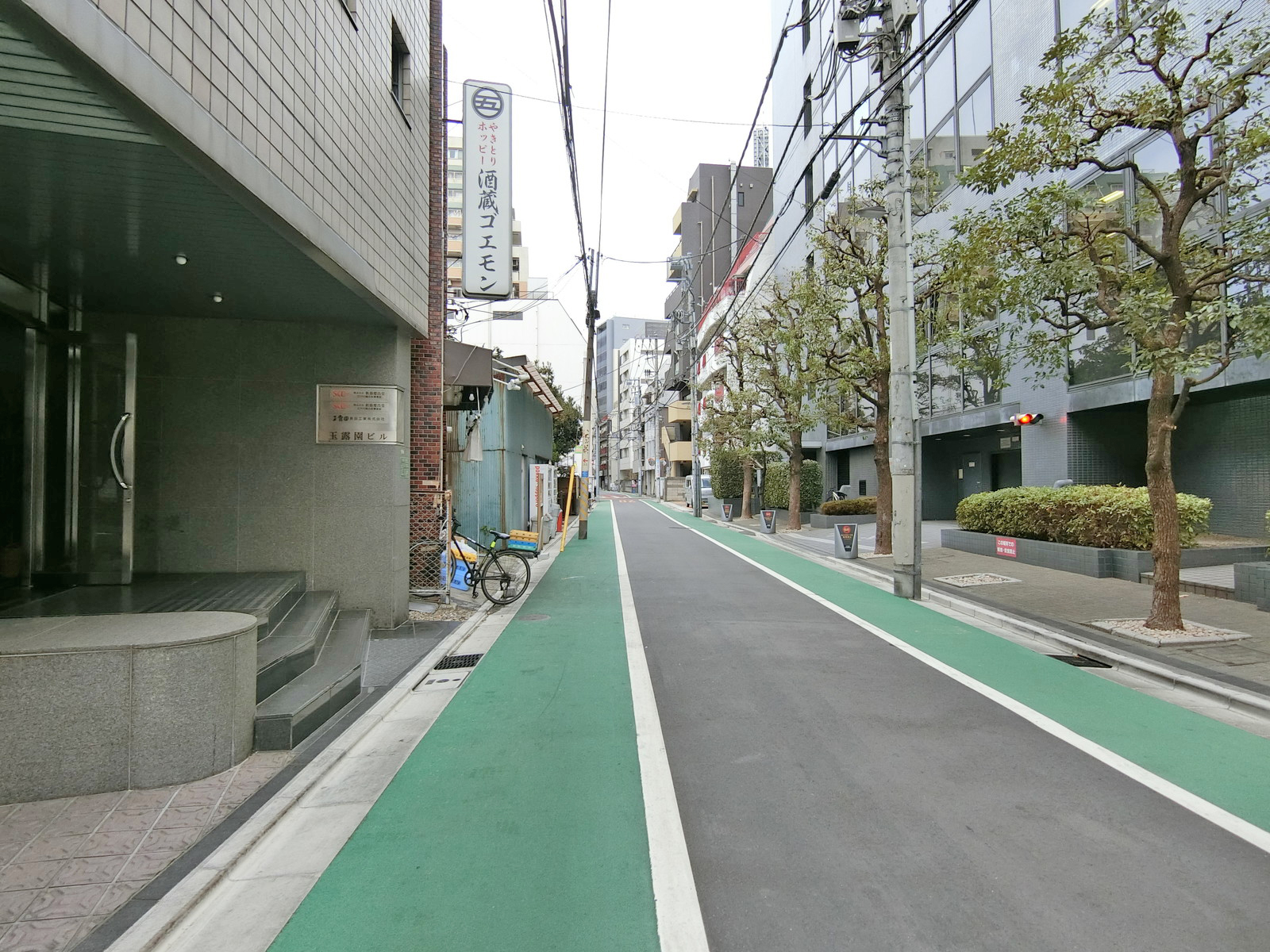 玉露園ビル前面の通り