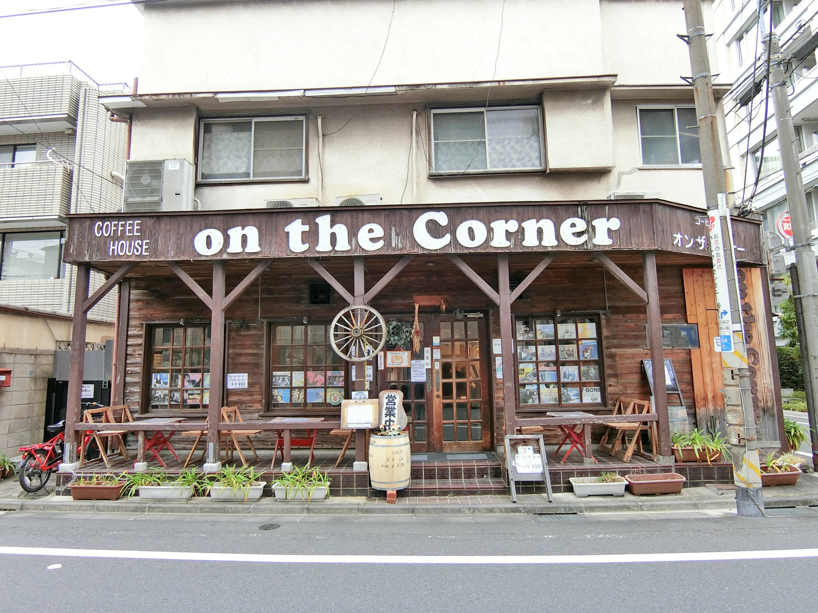 徒歩2分のカフェ「on the Corner」