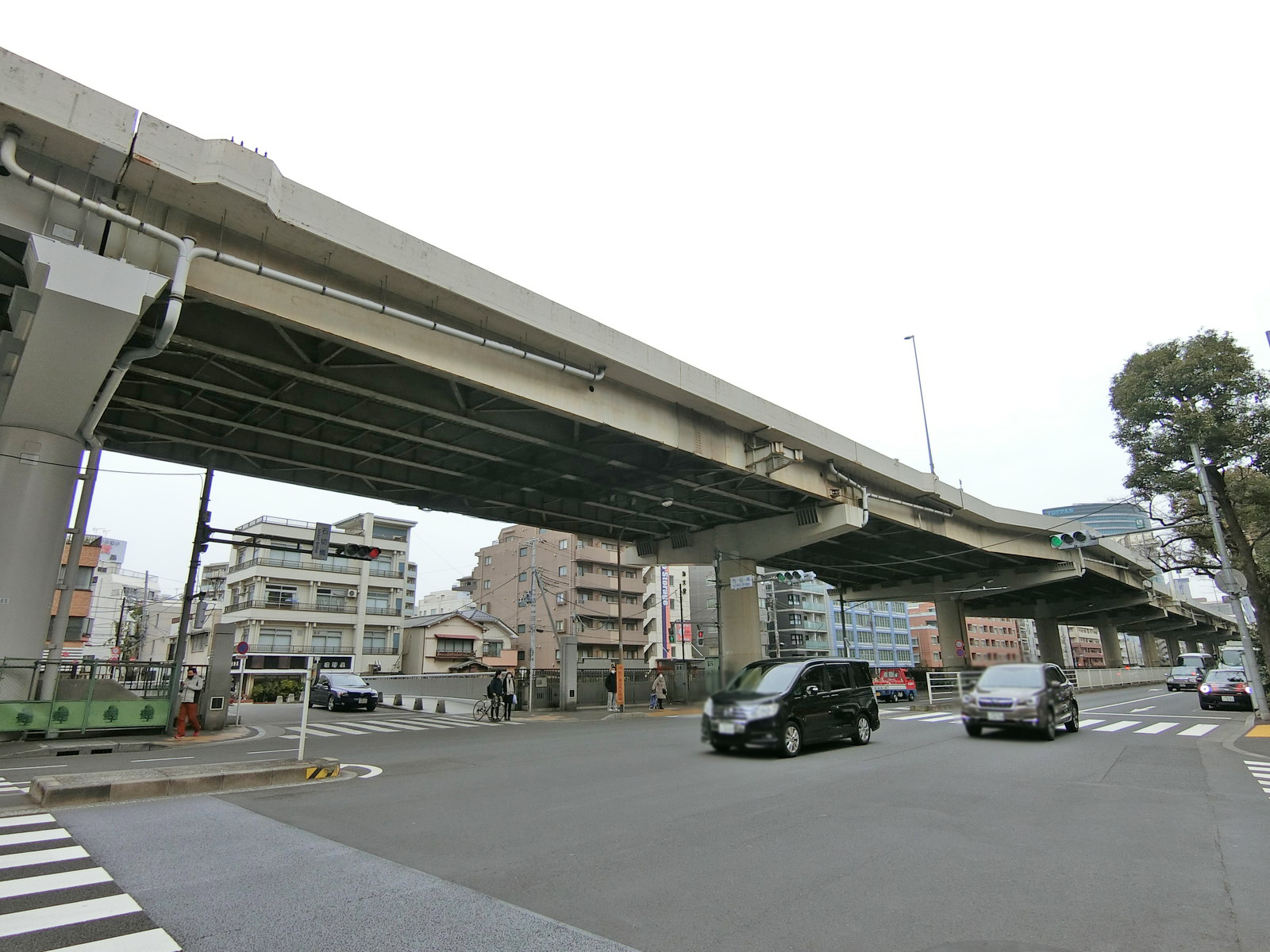 目白通り沿いに立地