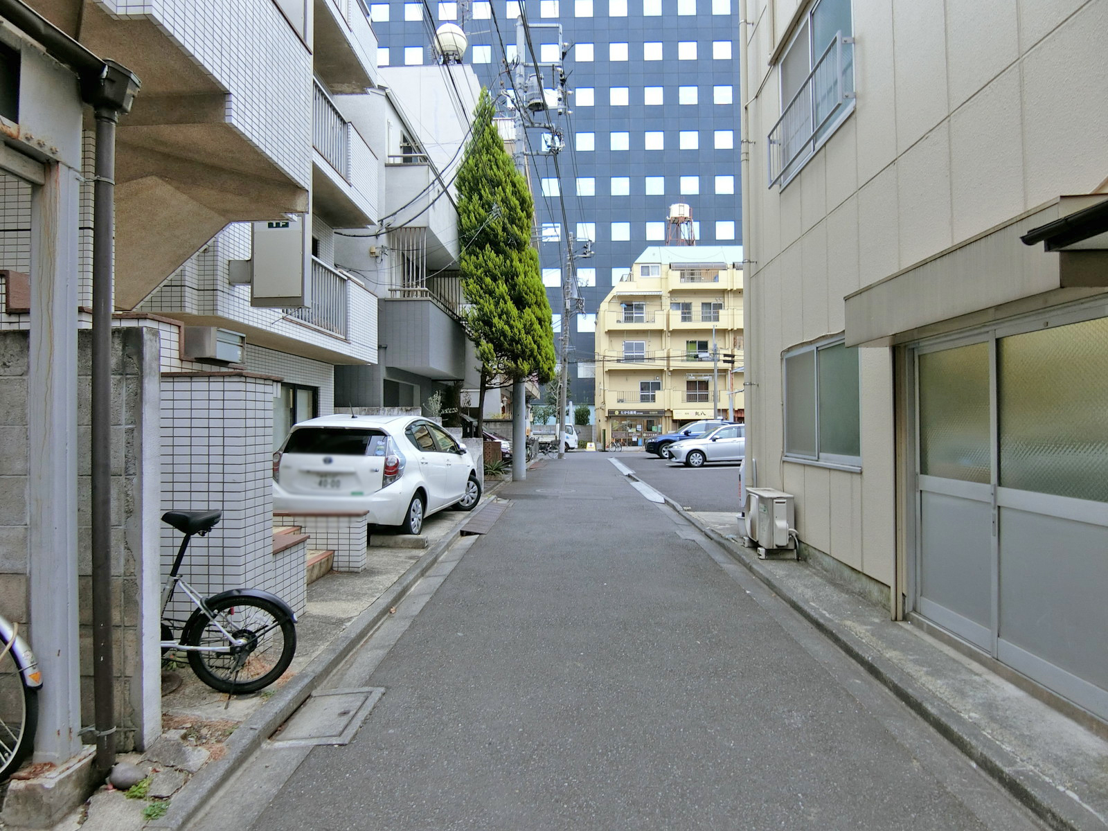 三信ビル前面の通り