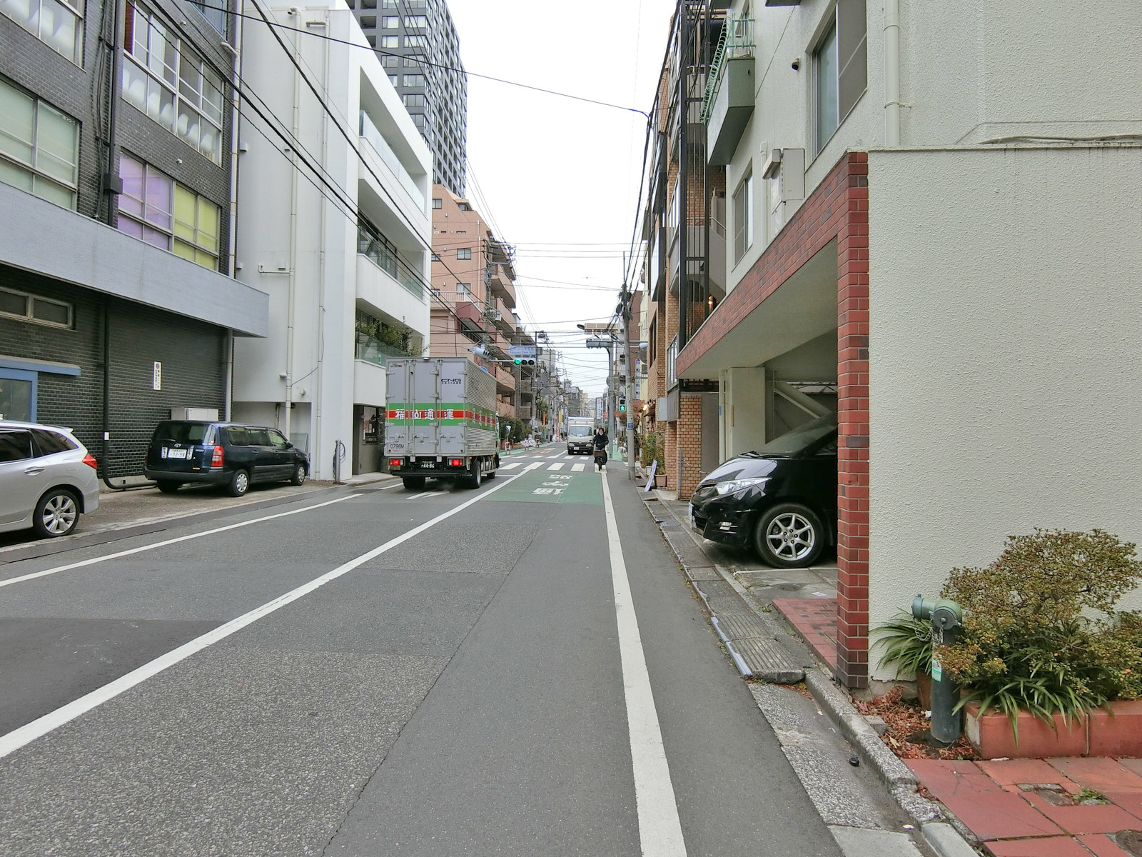 陽成ビル前面の通り