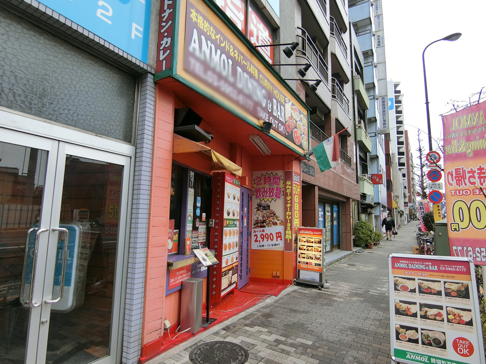 徒歩圏内には飲食店があり
