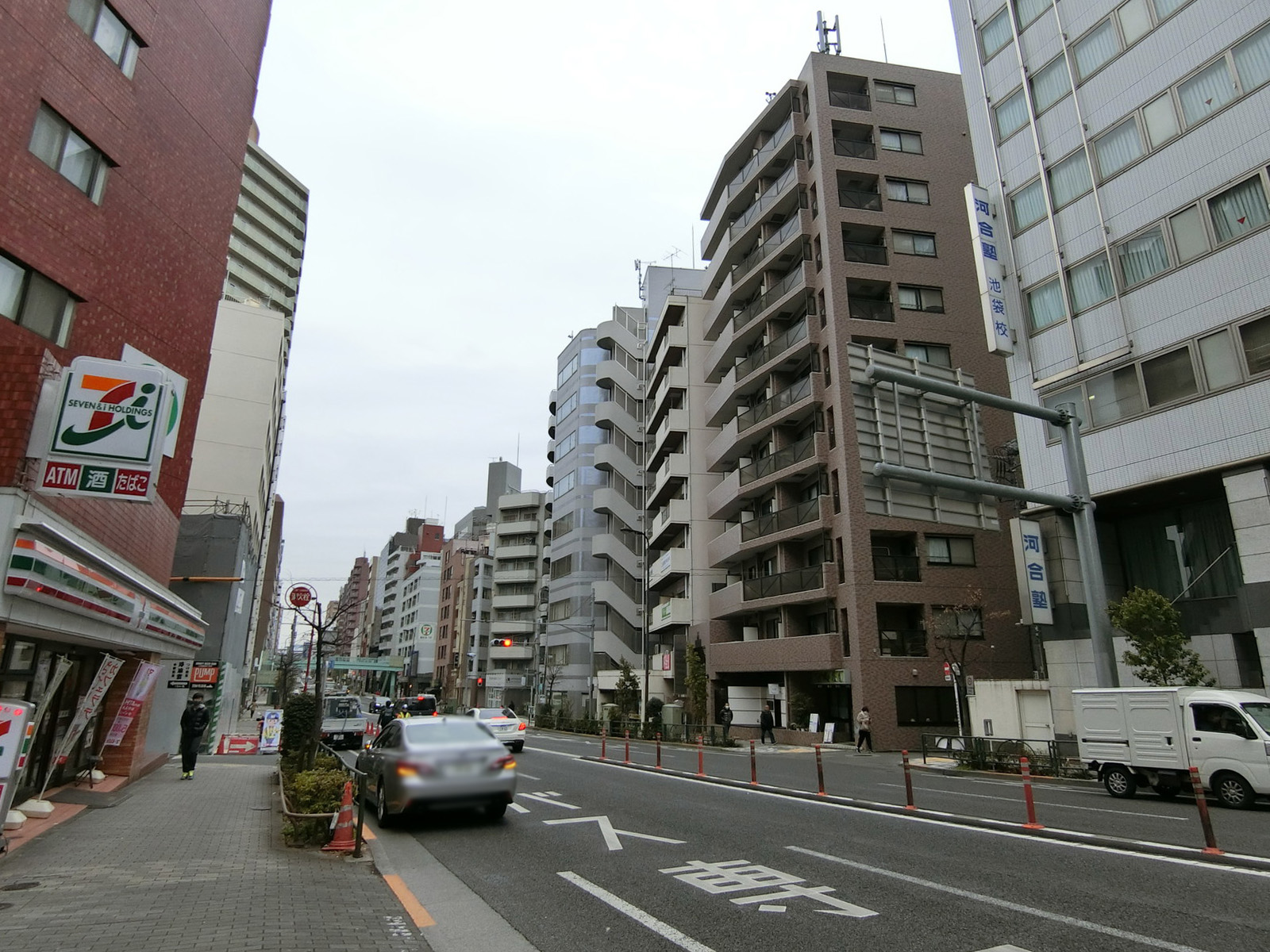 千登世橋ビル前面の明治通り