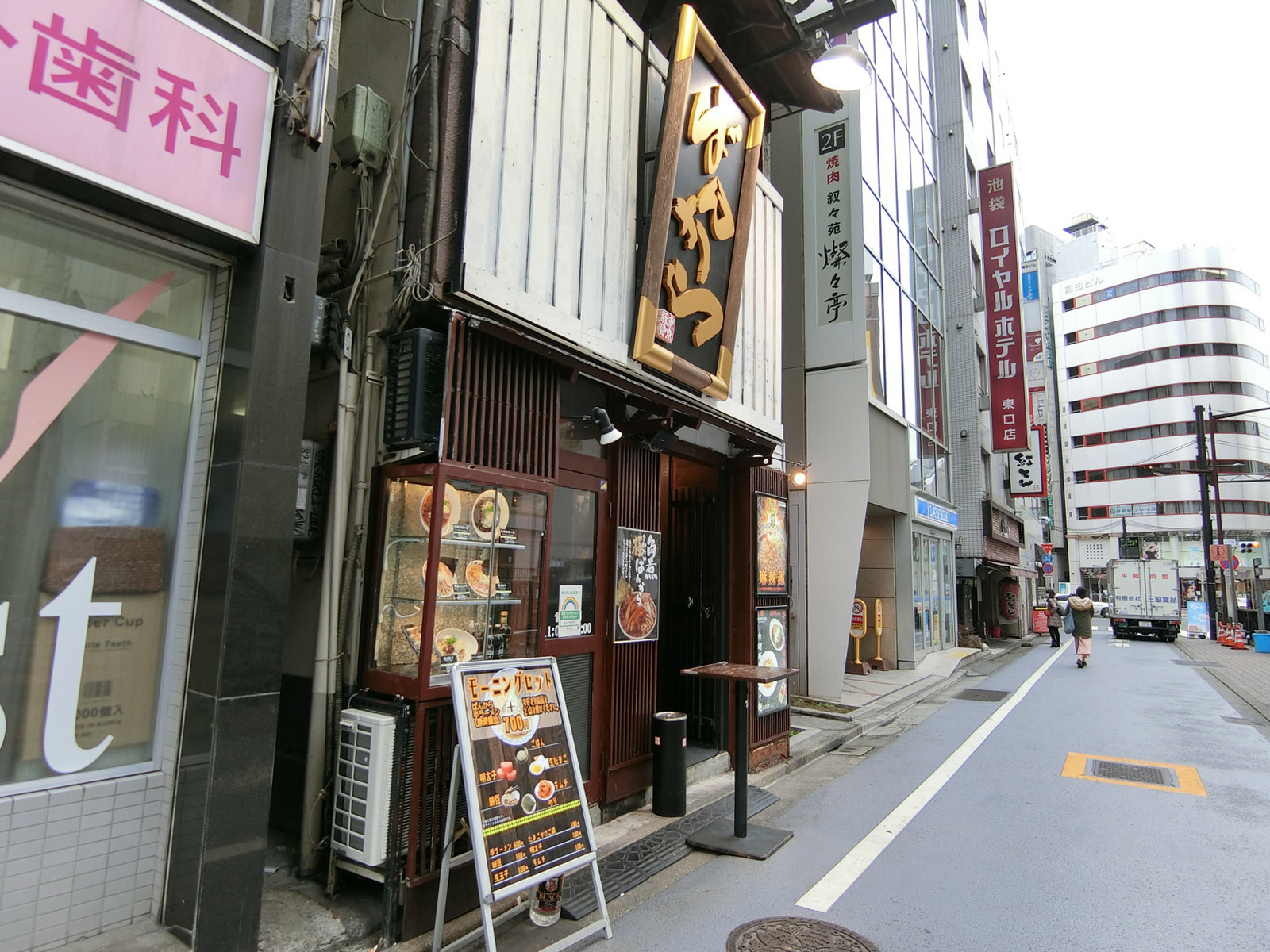 周辺には飲食店が複数あり