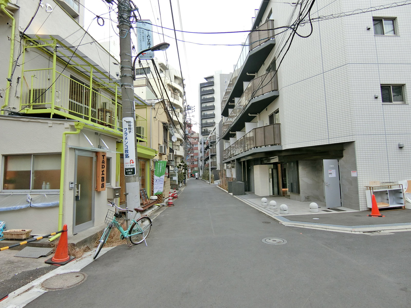 ソーラ・デ・吉岡前面の通り