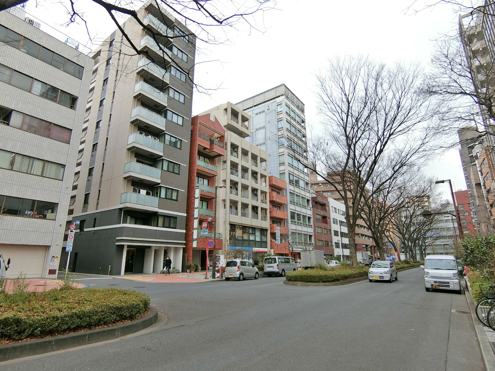 早大通り沿いに立地