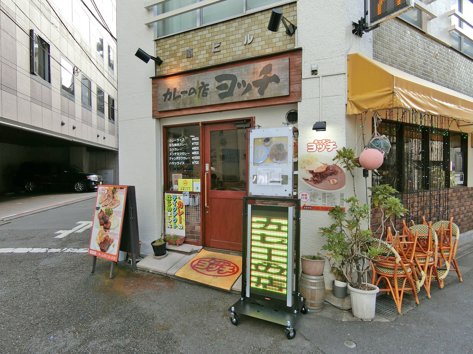 徒歩1分のカレーの店「ヨッチ」