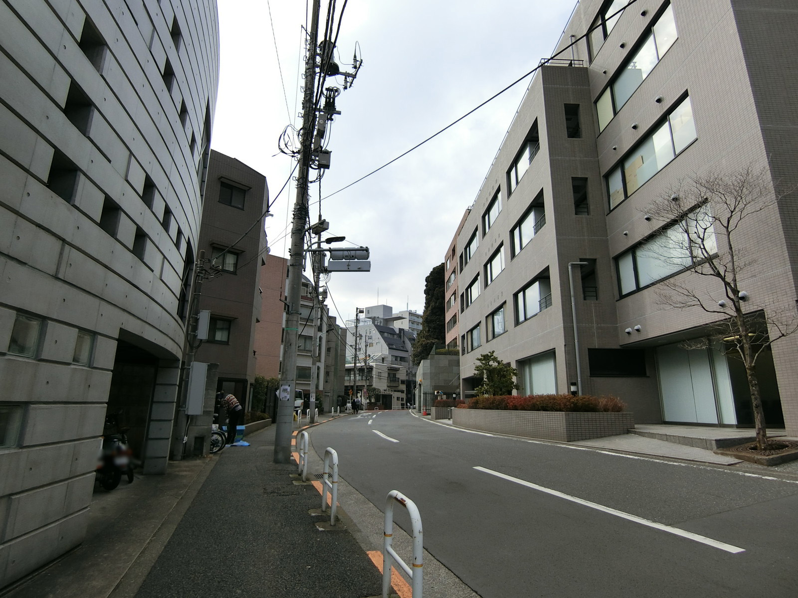 狸穴アークビル前面の通り