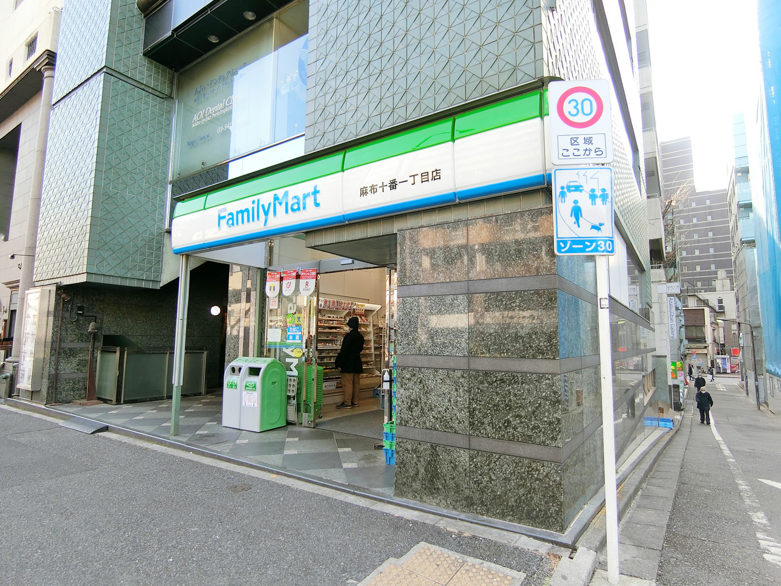 徒歩1分のファミリーマート