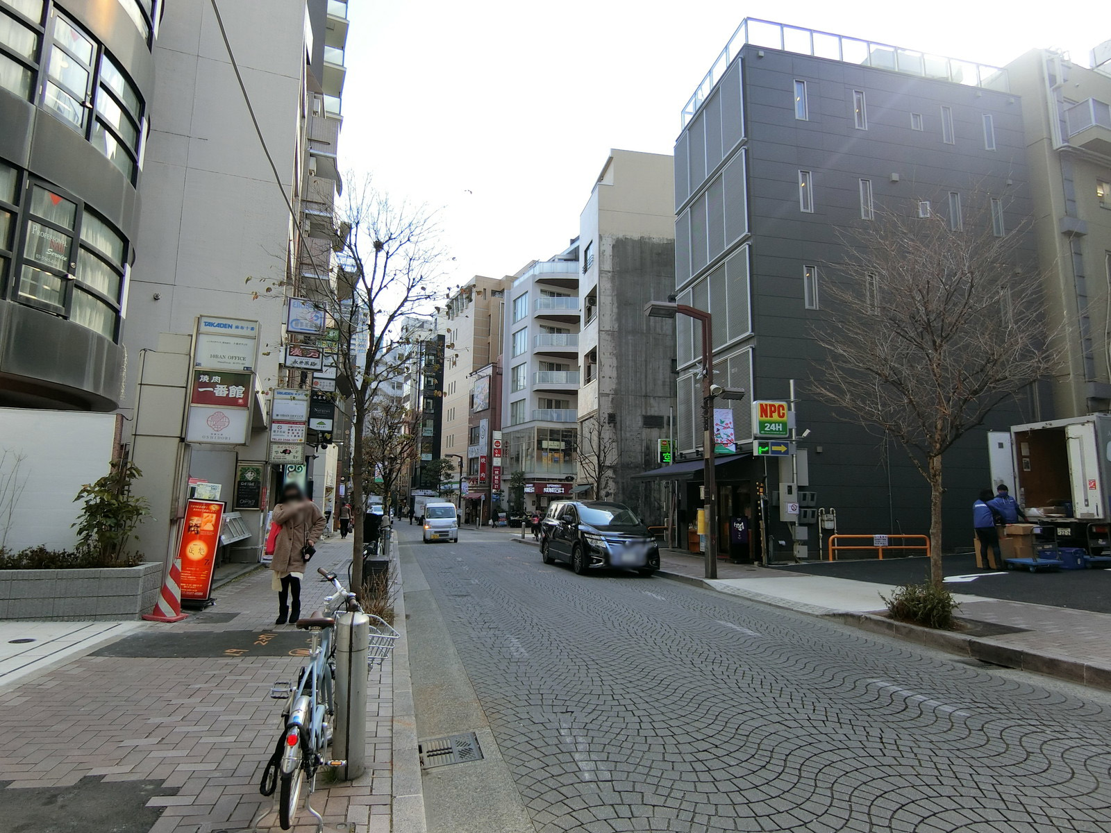 TAKAMAビル前面の麻布十番大通り