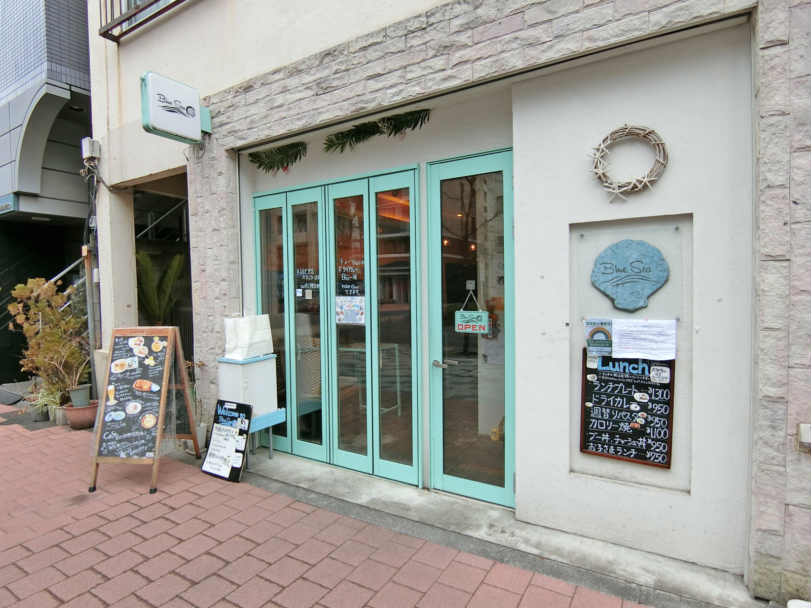 隣のカフェレストラン「Blue Sea」