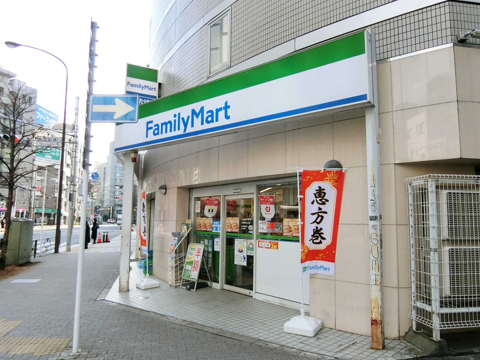 徒歩2分のファミリーマート