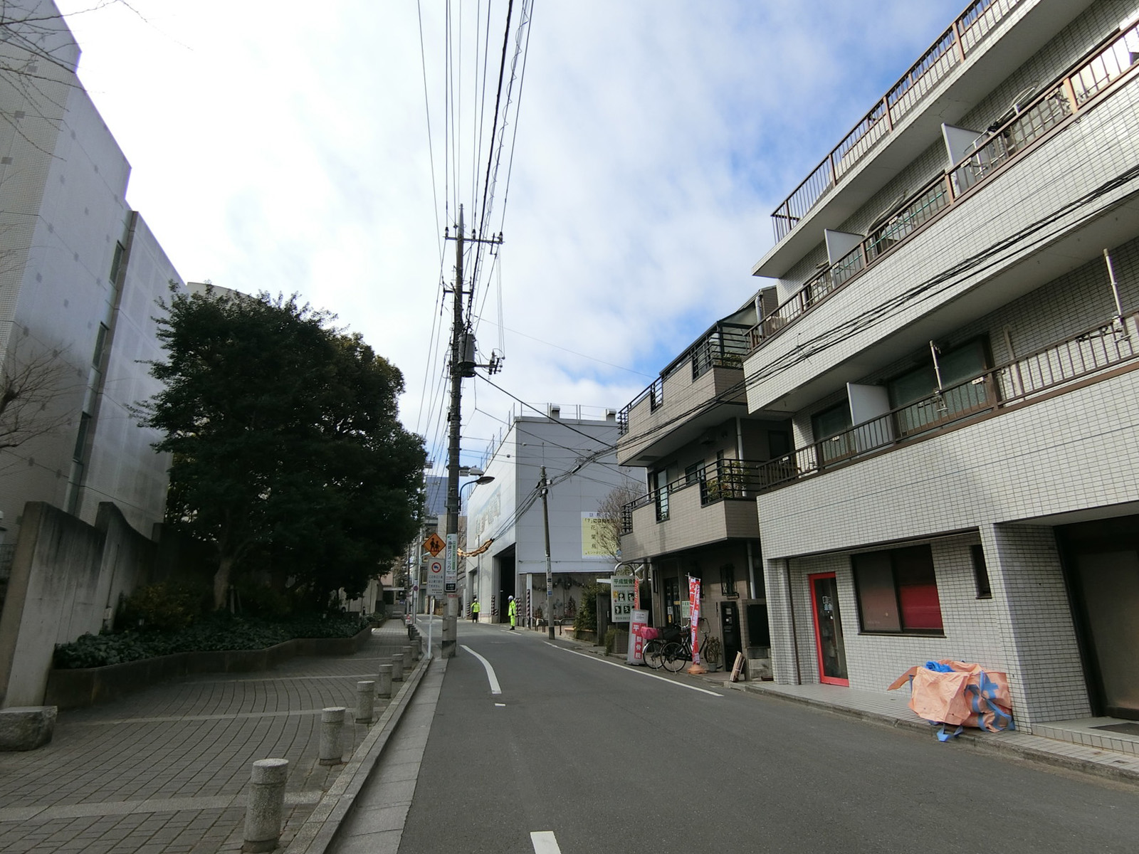 周辺は落ち着いた雰囲気の住宅街