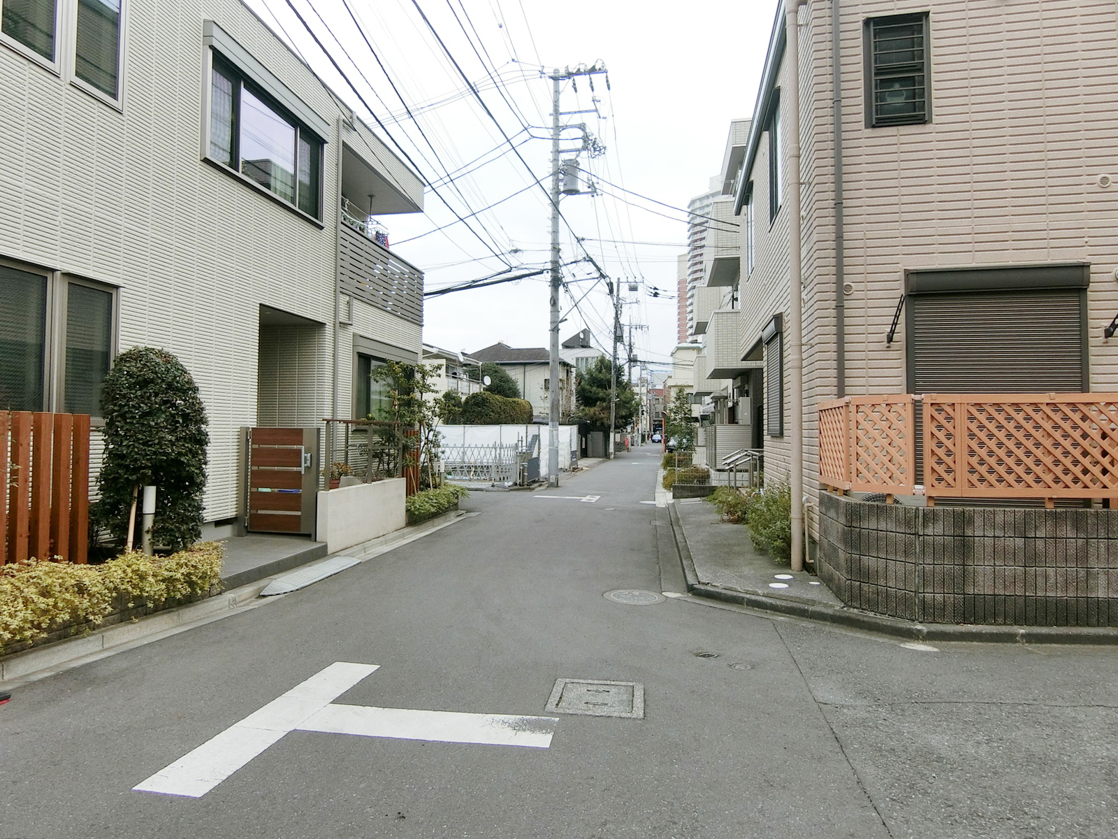 中央リース販売ビル前面の通り