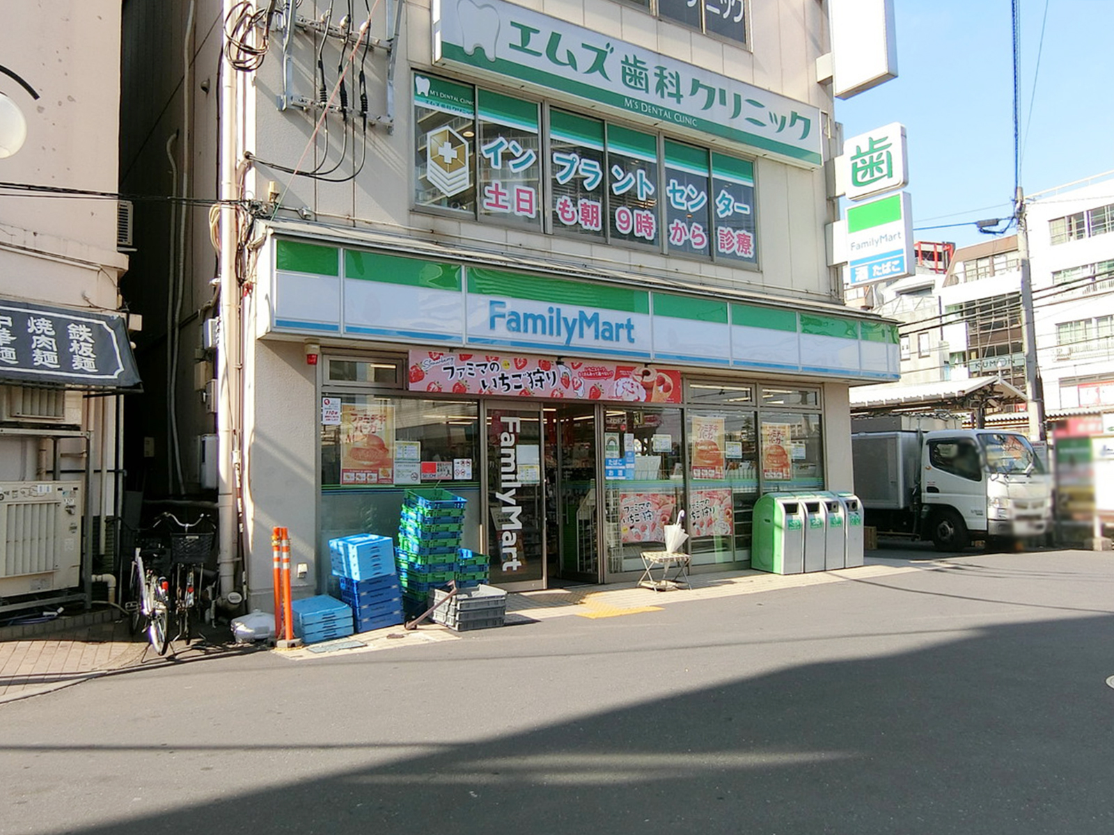徒歩1分のファミリーマート 東中野駅東口店
