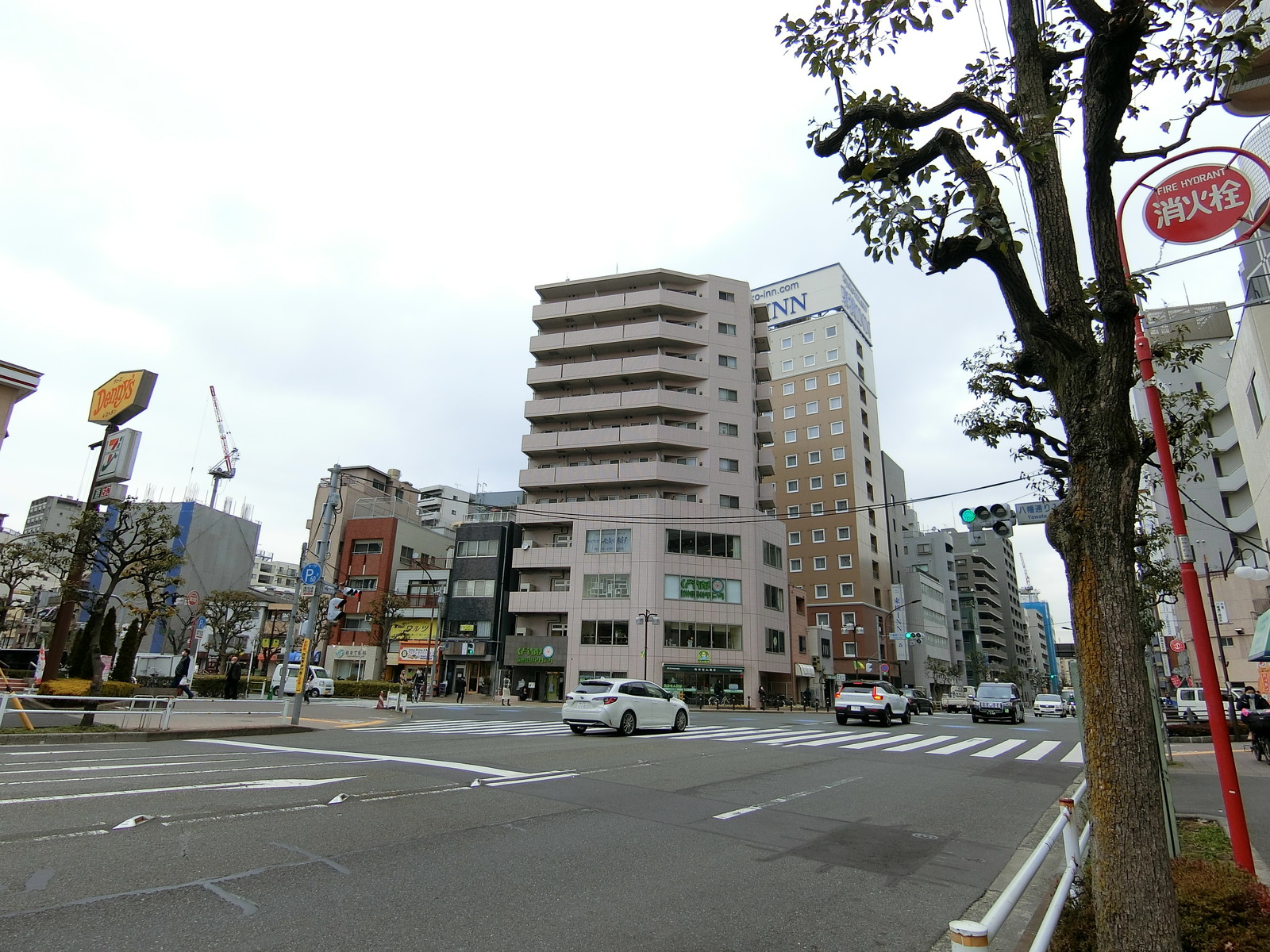 オフィスビル前面の通り