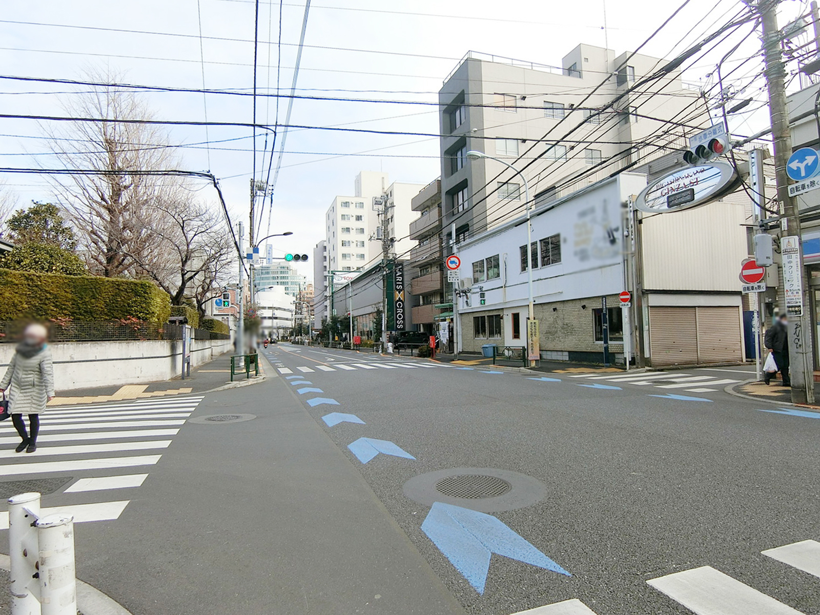 H3ビル前面の早稲田通り