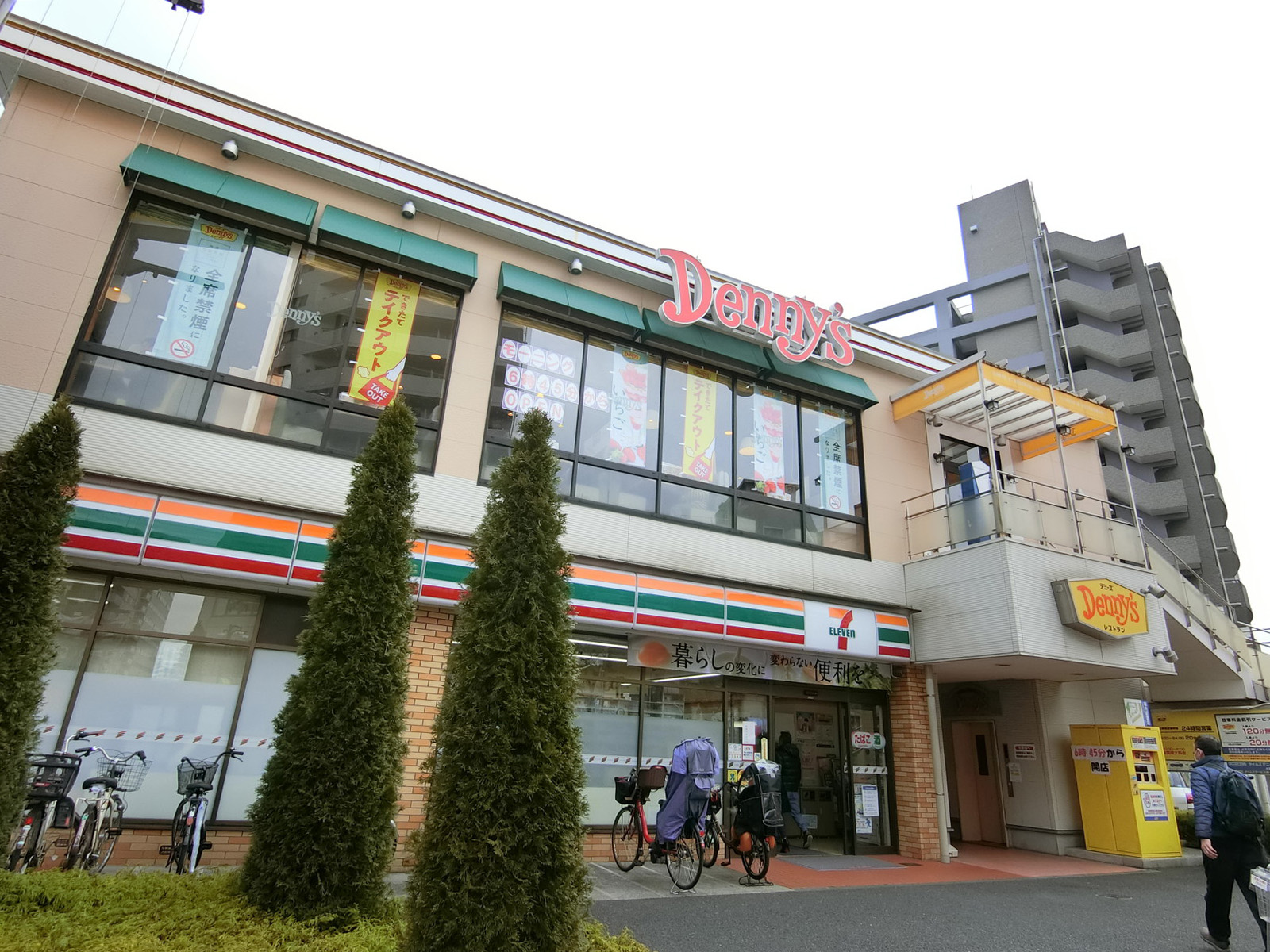 向かいにあるセブンイレブン