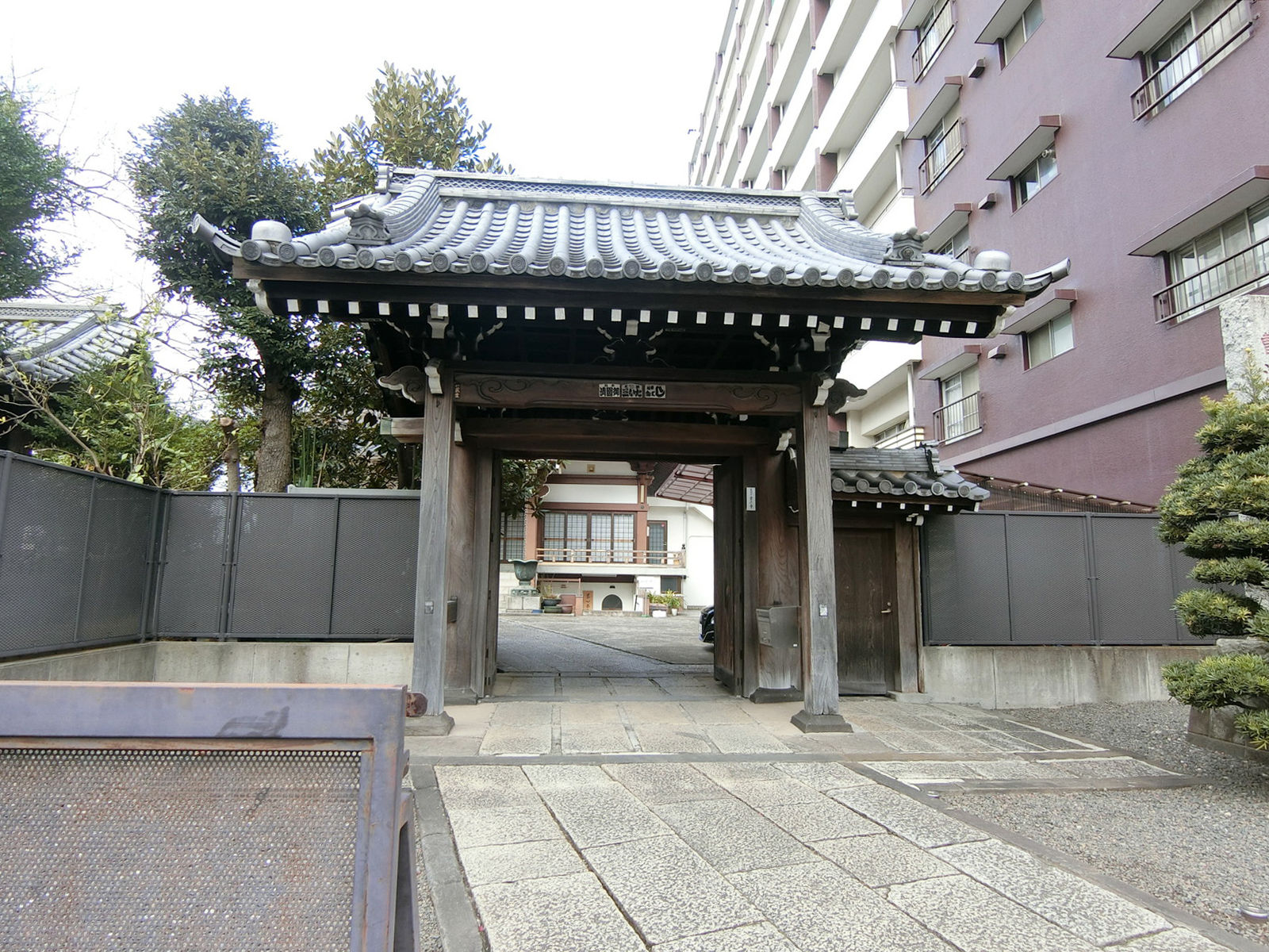 向かいの正見寺
