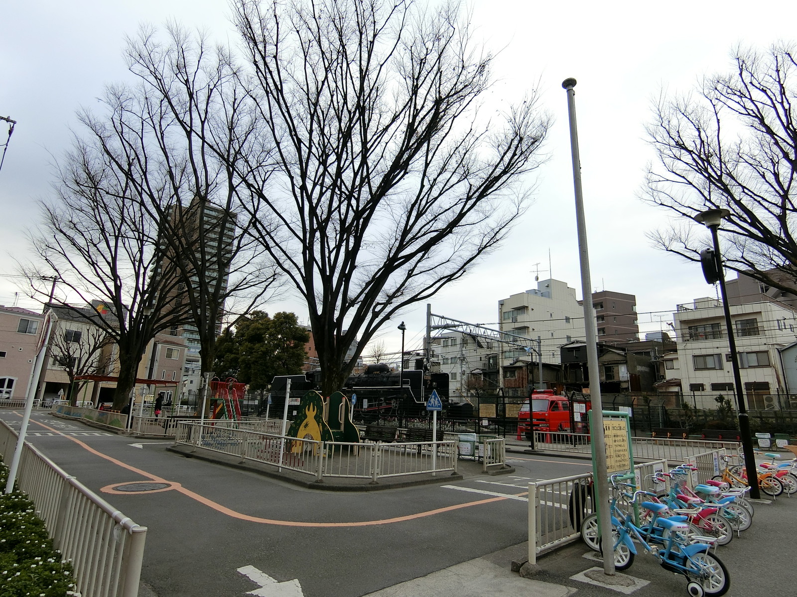 向かいの入新井西公園