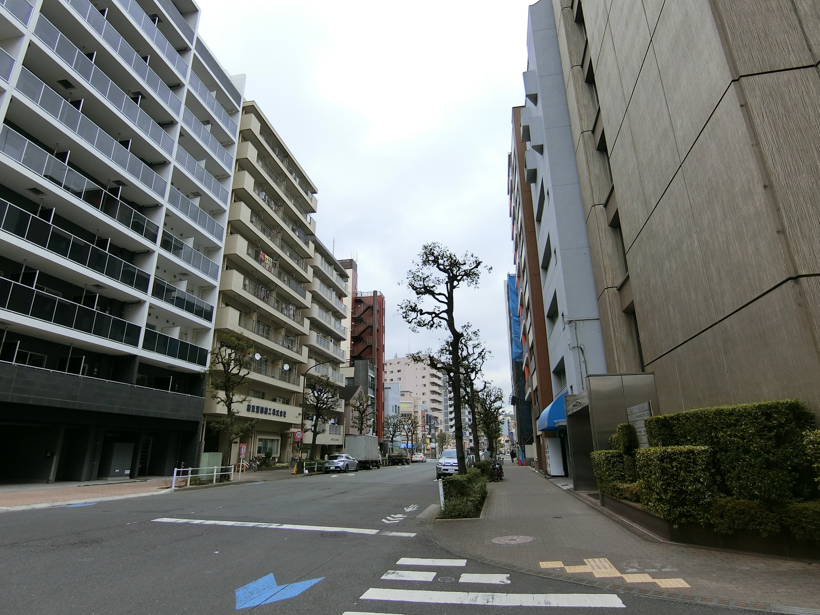 オフィスビル前面の通り