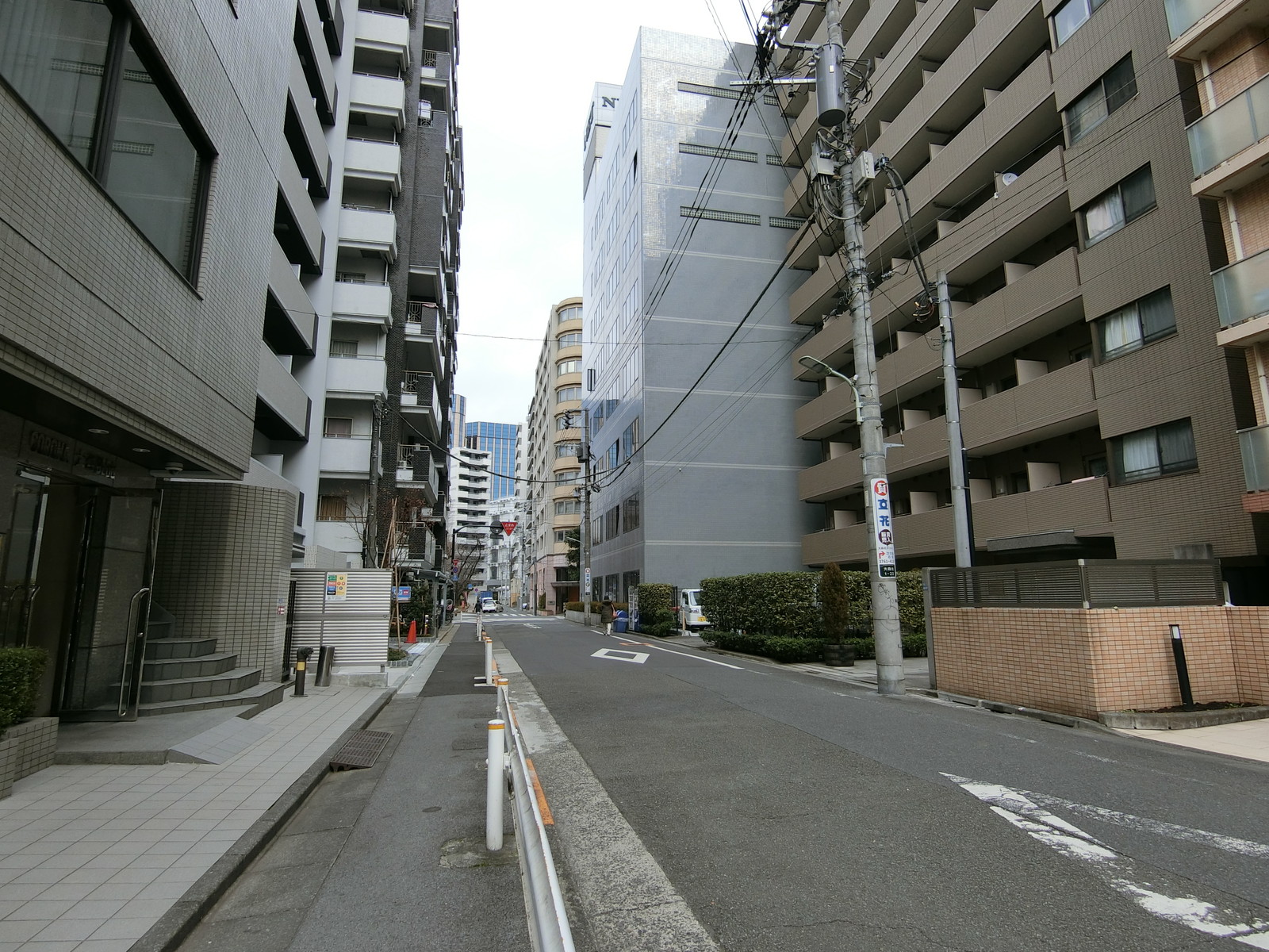 オフィスビル前面の通り