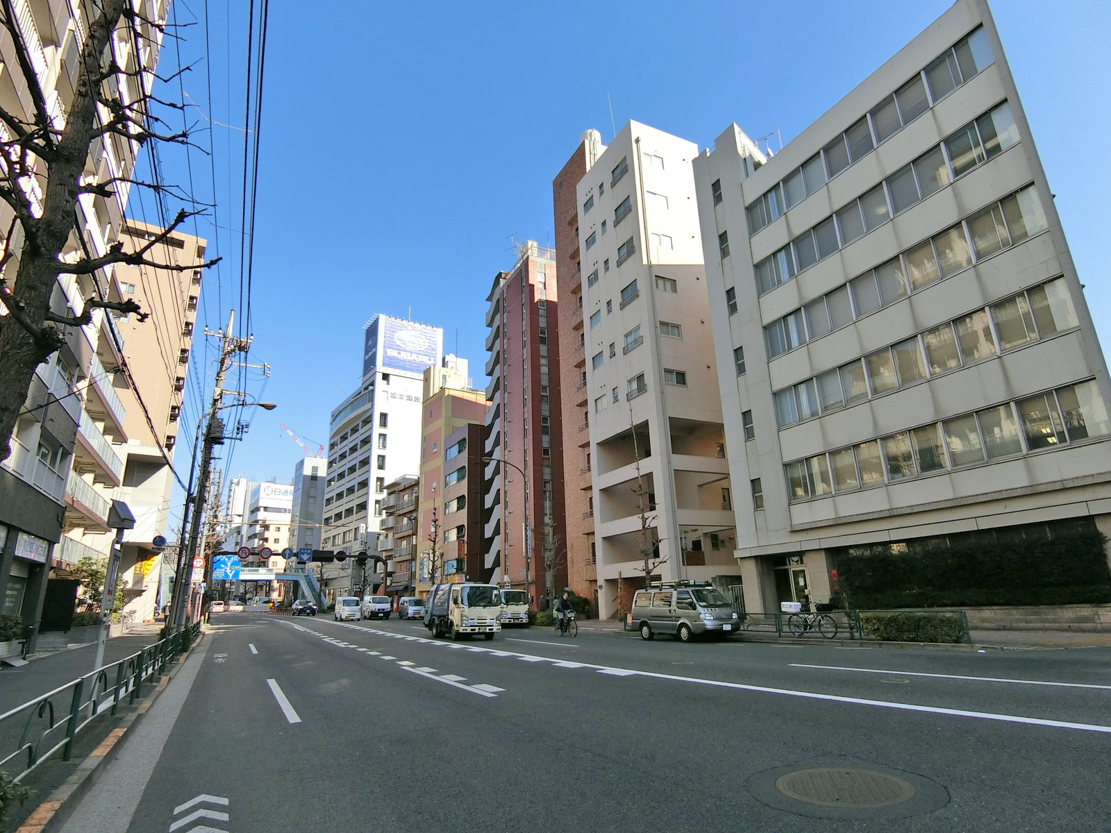 周辺はオフィス街