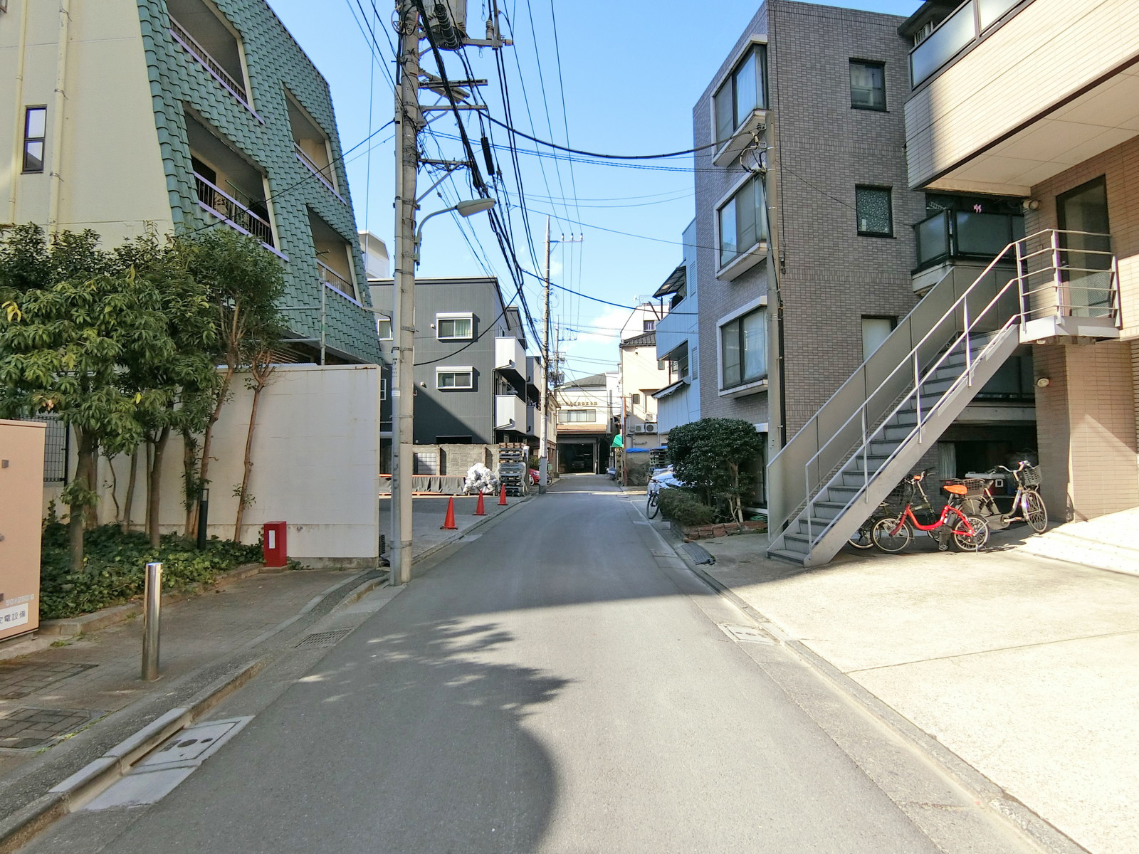 フジトービル前面の通り