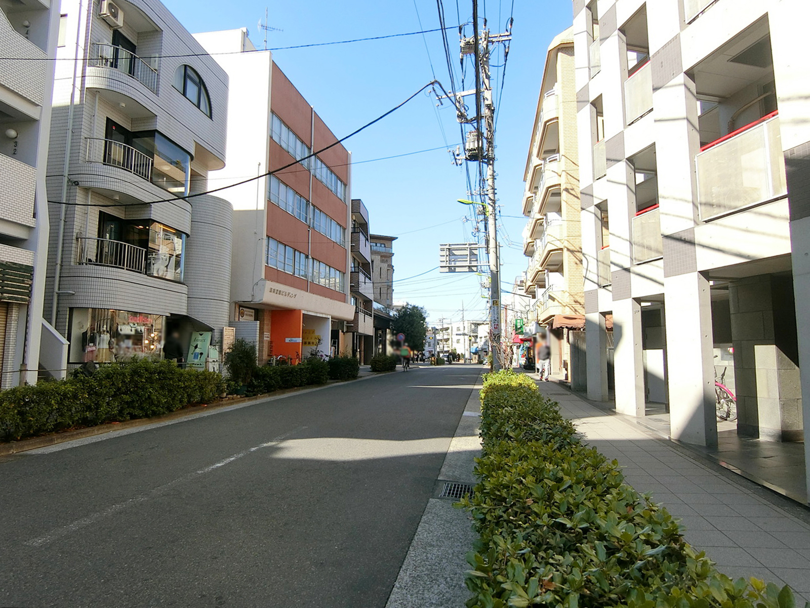 サバンクビル前面の通り