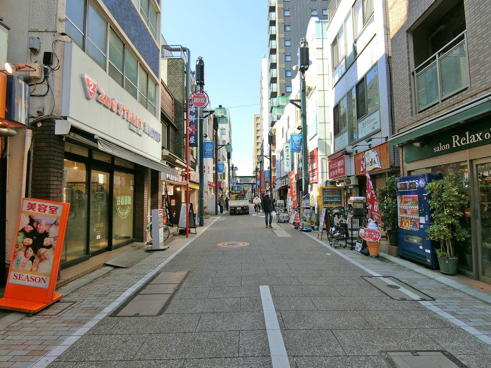 百番ビル前面の通り