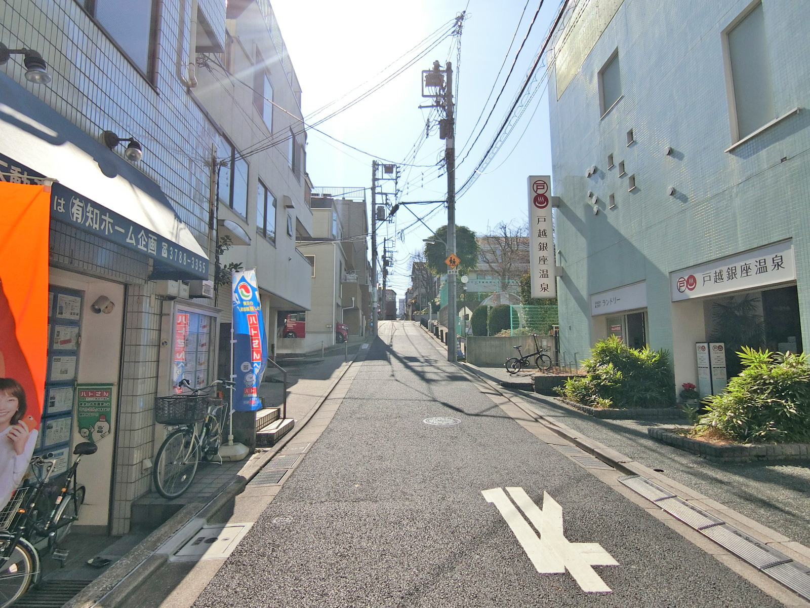 花善ビル前面の通り