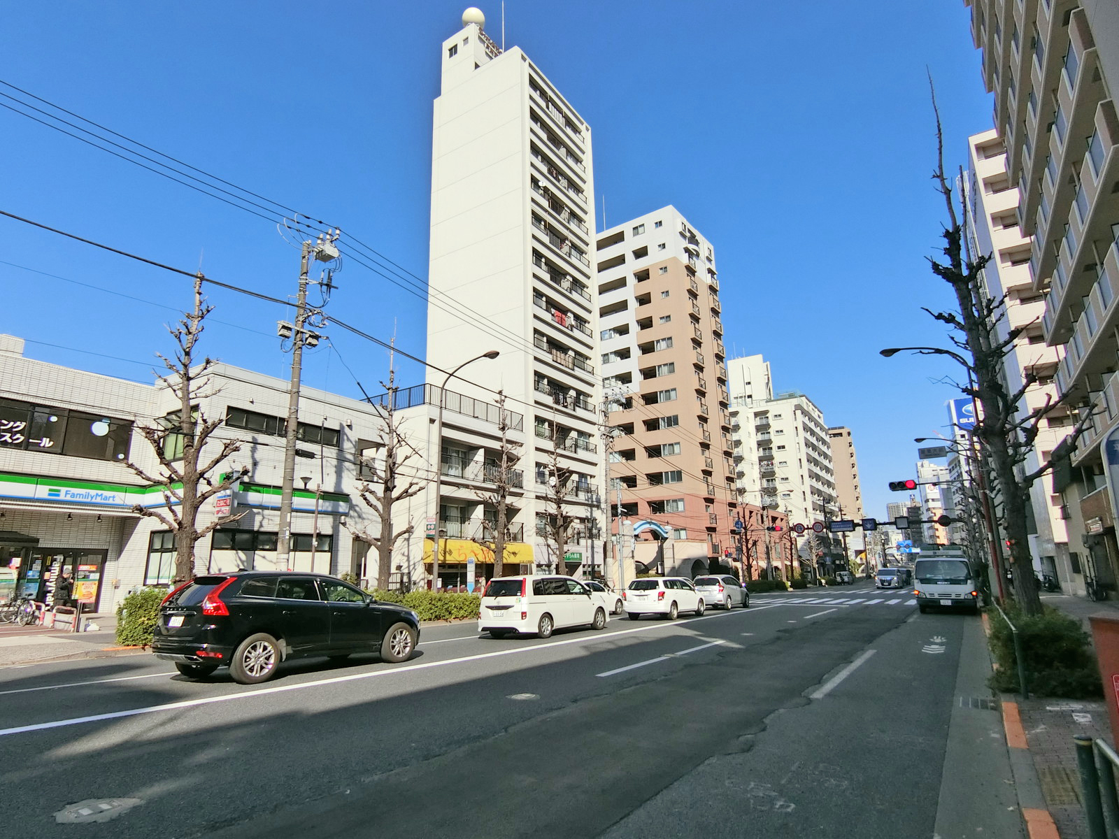 中原街道沿いに立地