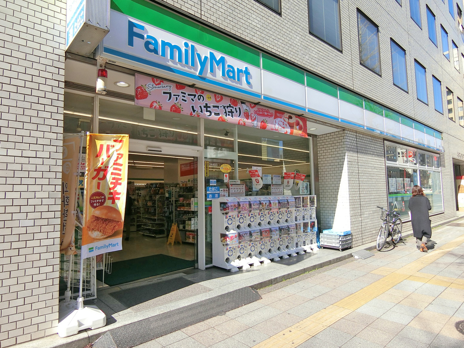 徒歩3分のファミリーマート駒形一丁目店