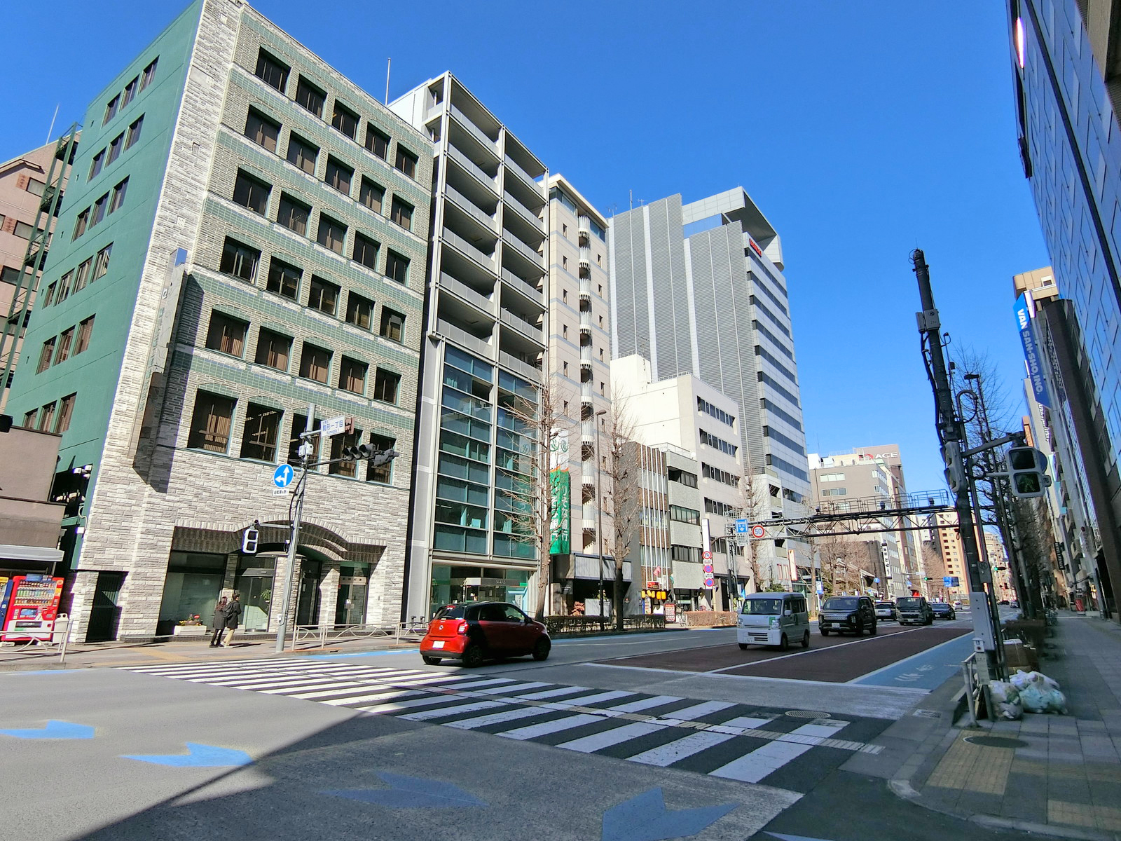 江戸通り沿いに立地