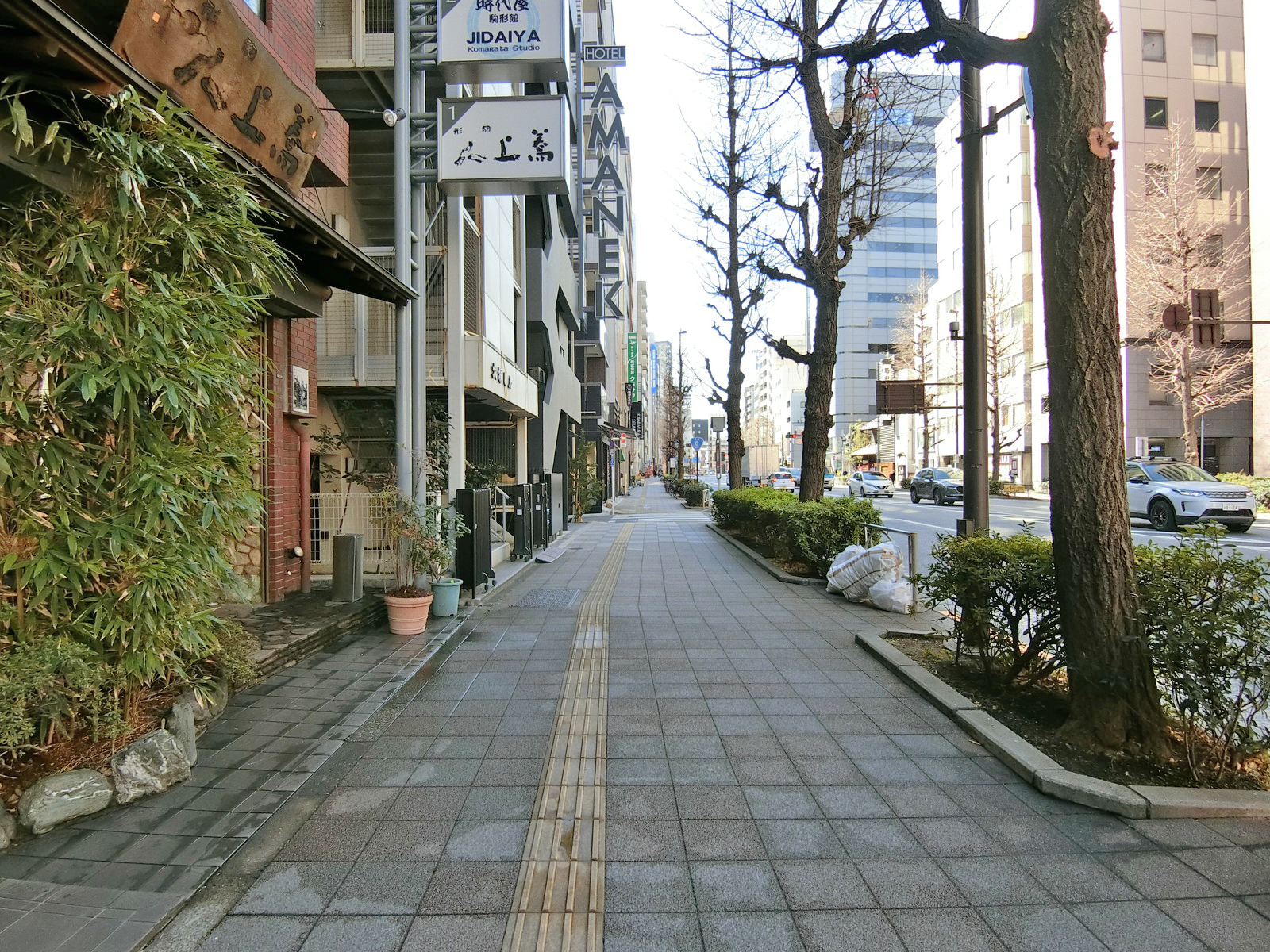 大塚ビル前面の通り