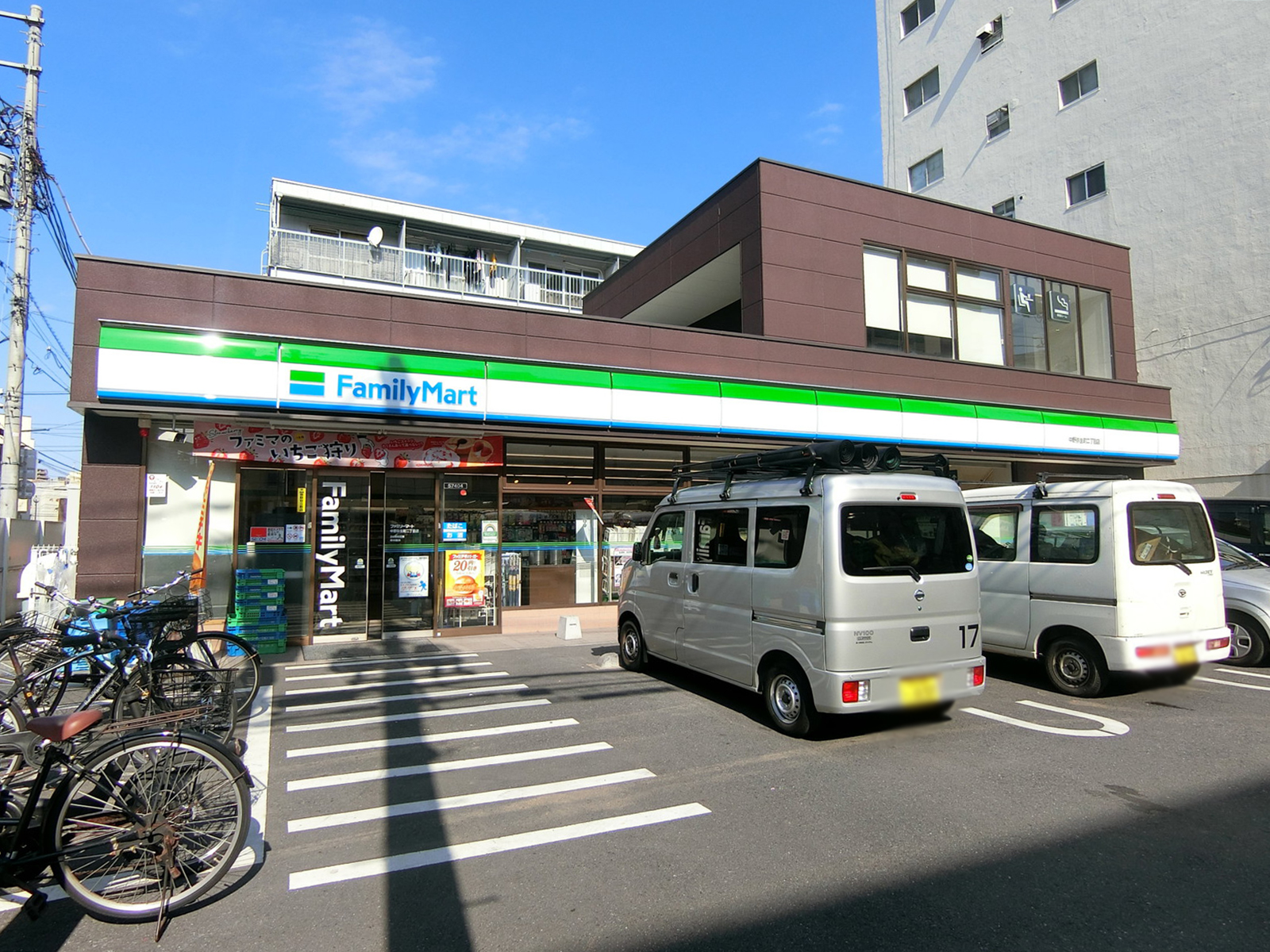 徒歩1分のファミリーマート 中野弥生町二丁目店
