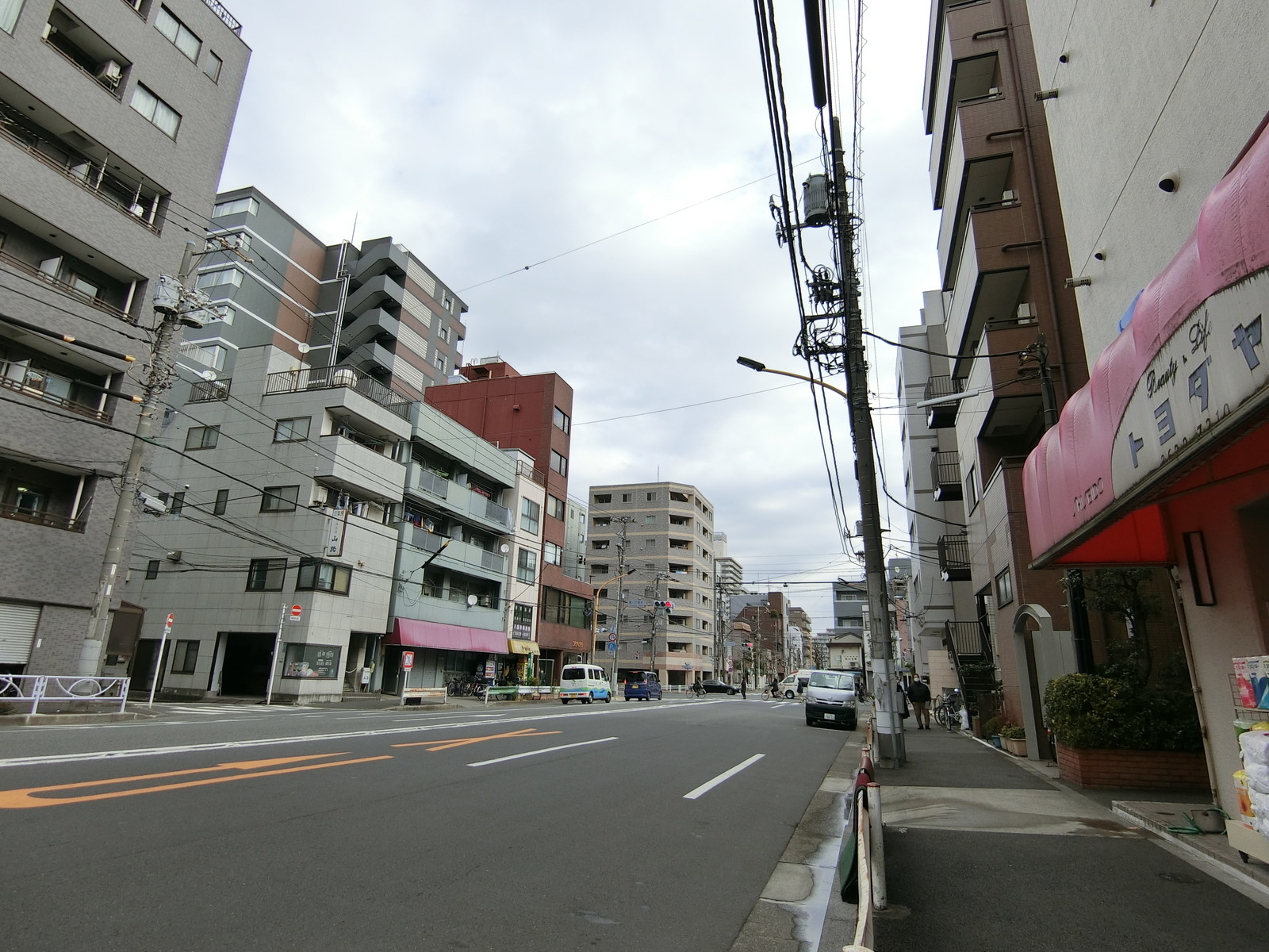 大澤ビル前面の春日通り