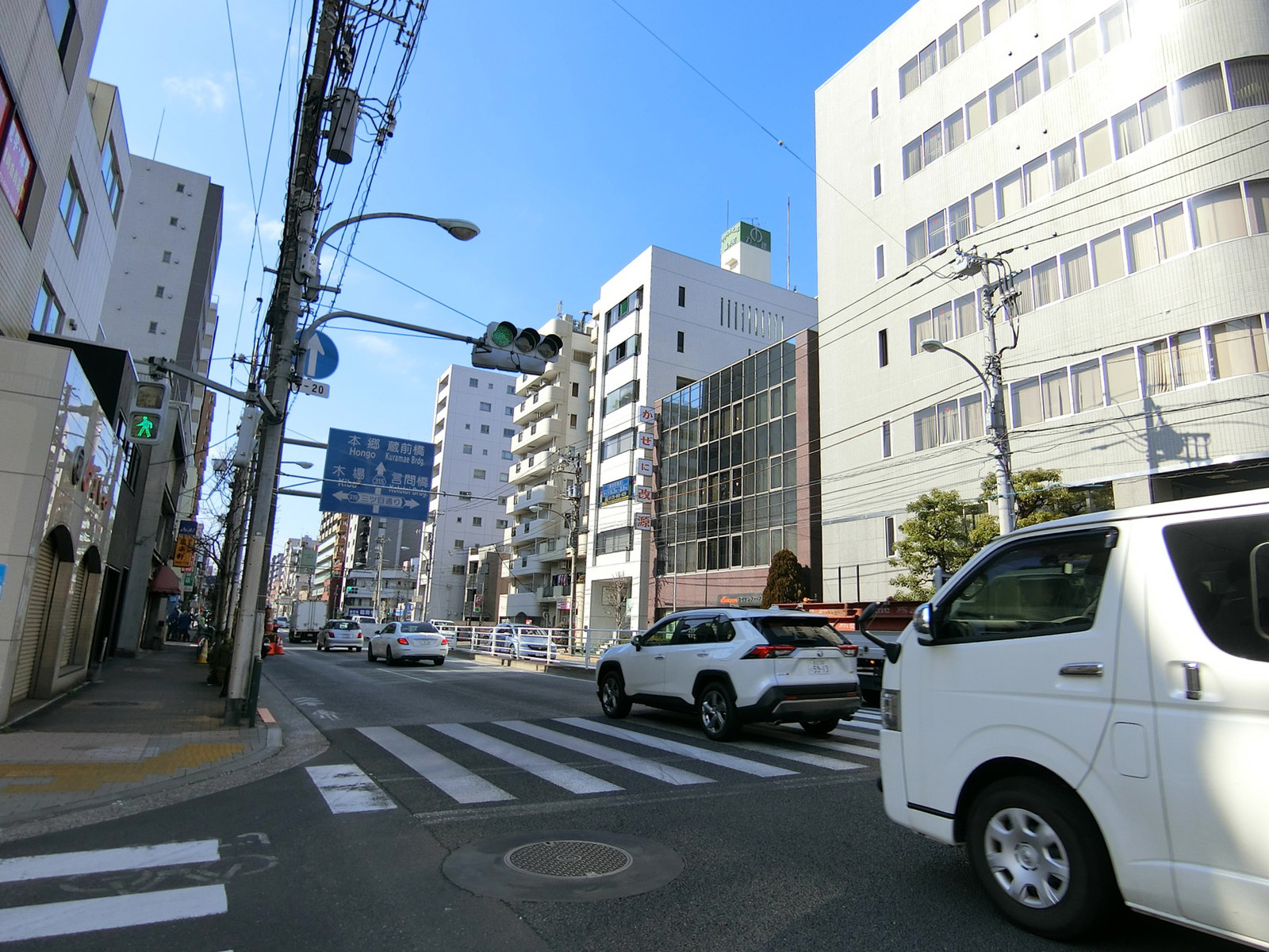 ひよしやビル前面の蔵前橋通り