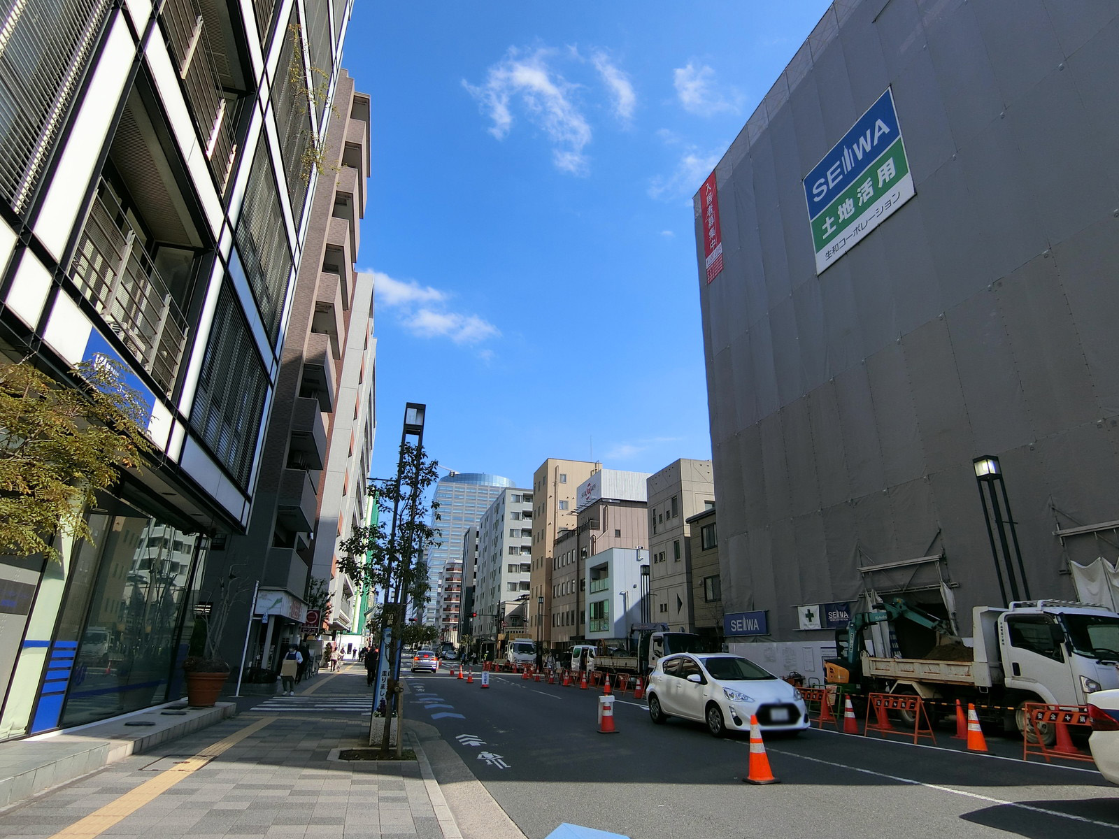 オフィスビル前面の通り