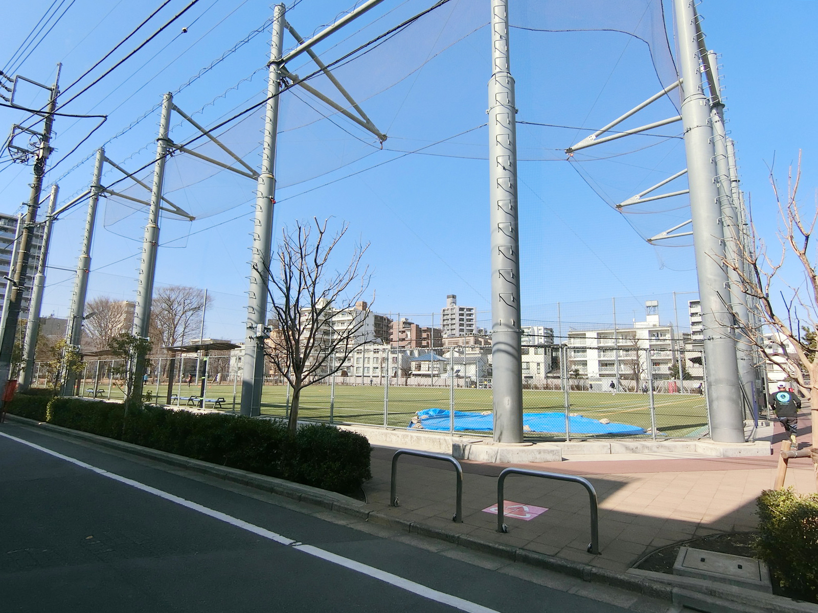 近くの中野区立本五ふれあい公園 多目的運動場
