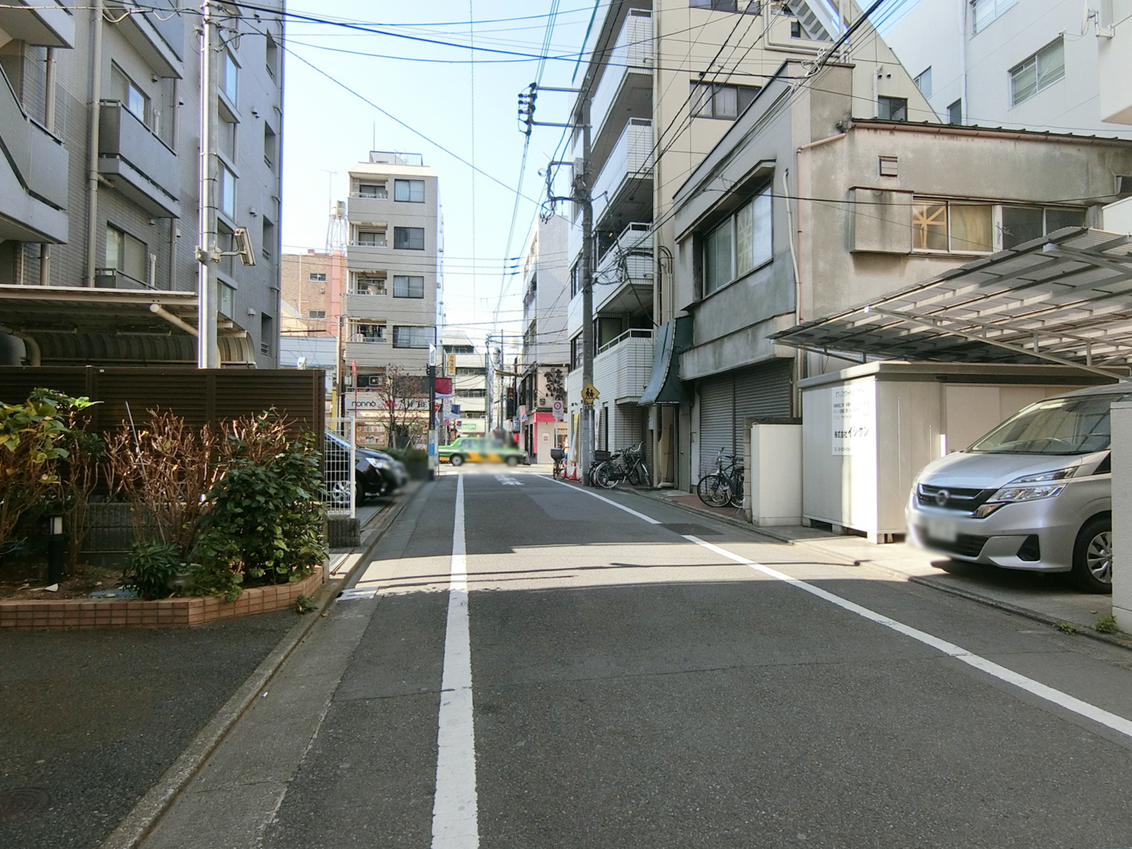 メゾンラメール前面の通り