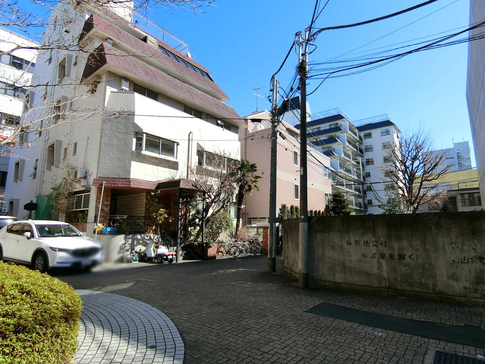 青山野末ビル前面の通り