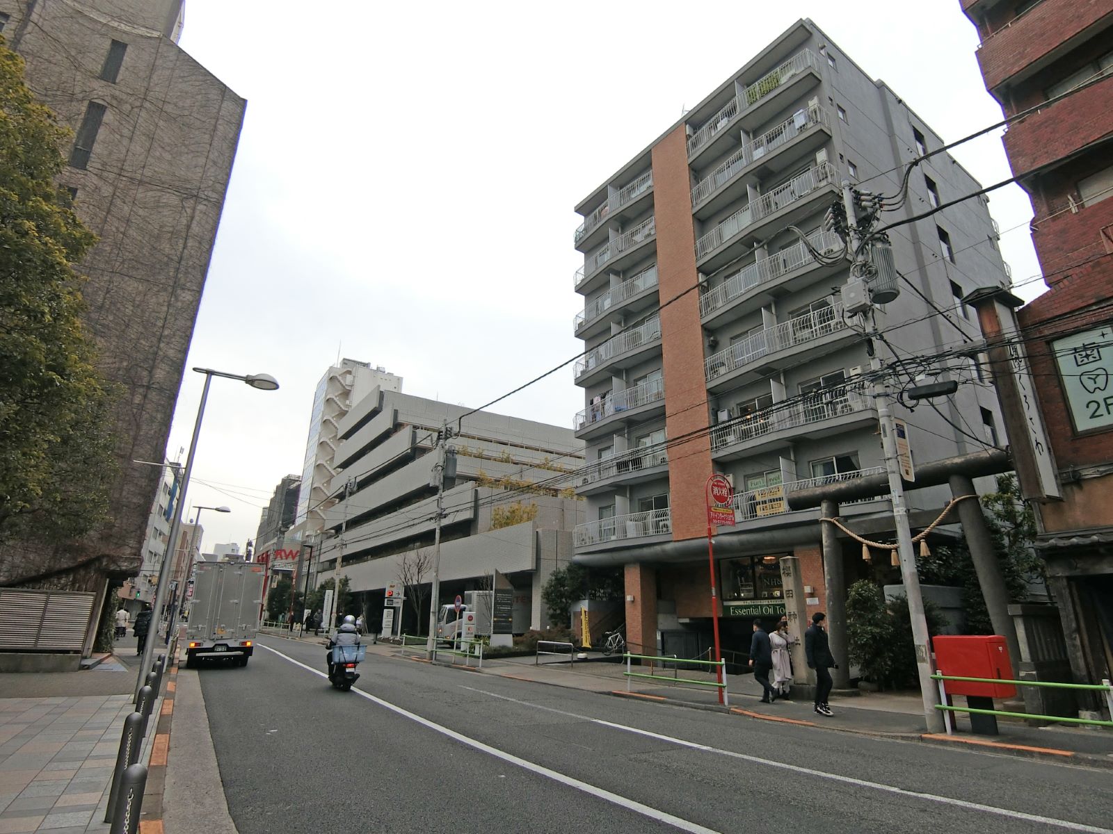 周辺はオフィスや店舗が多いエリア