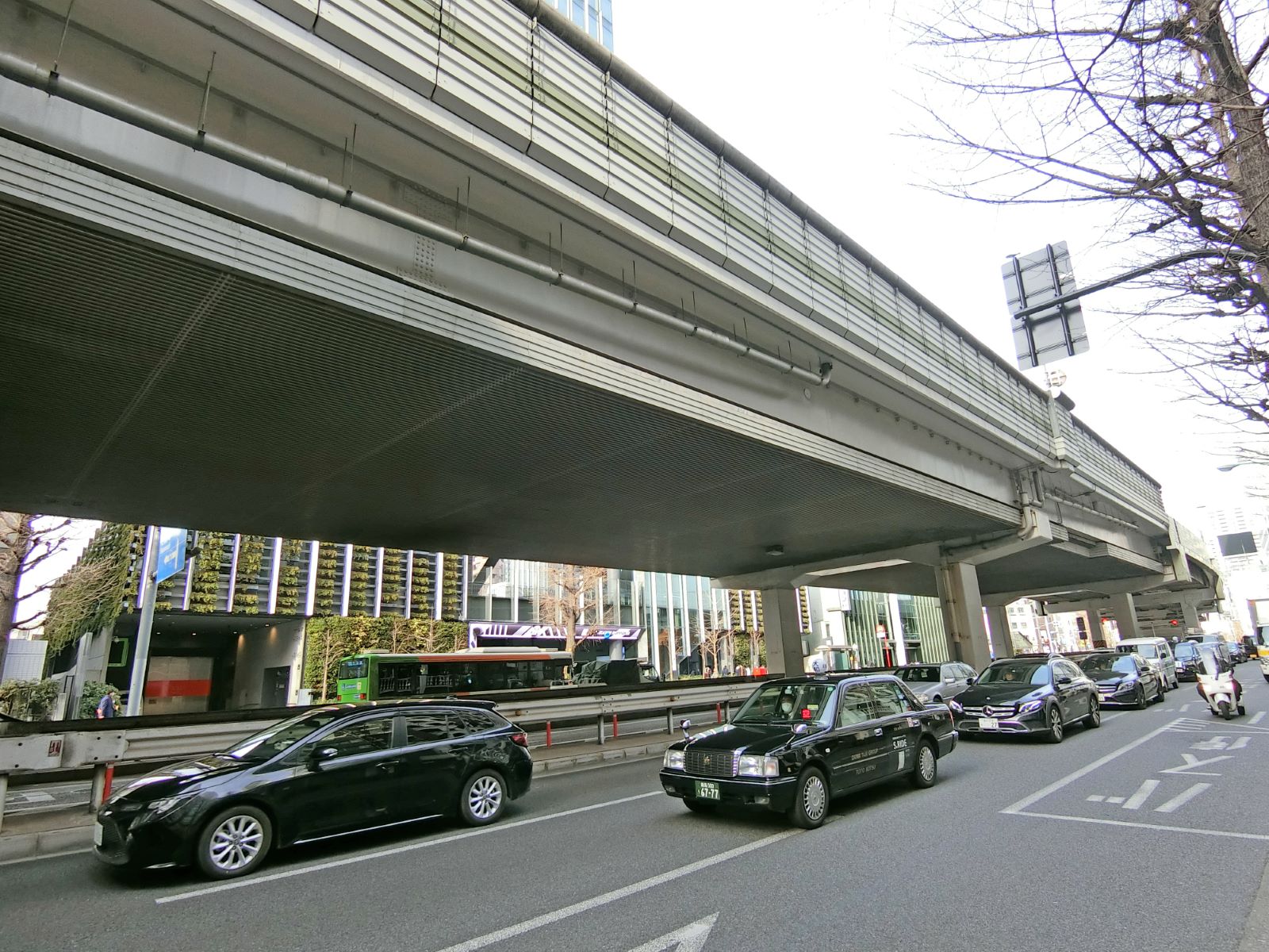 六本木通り沿いに立地