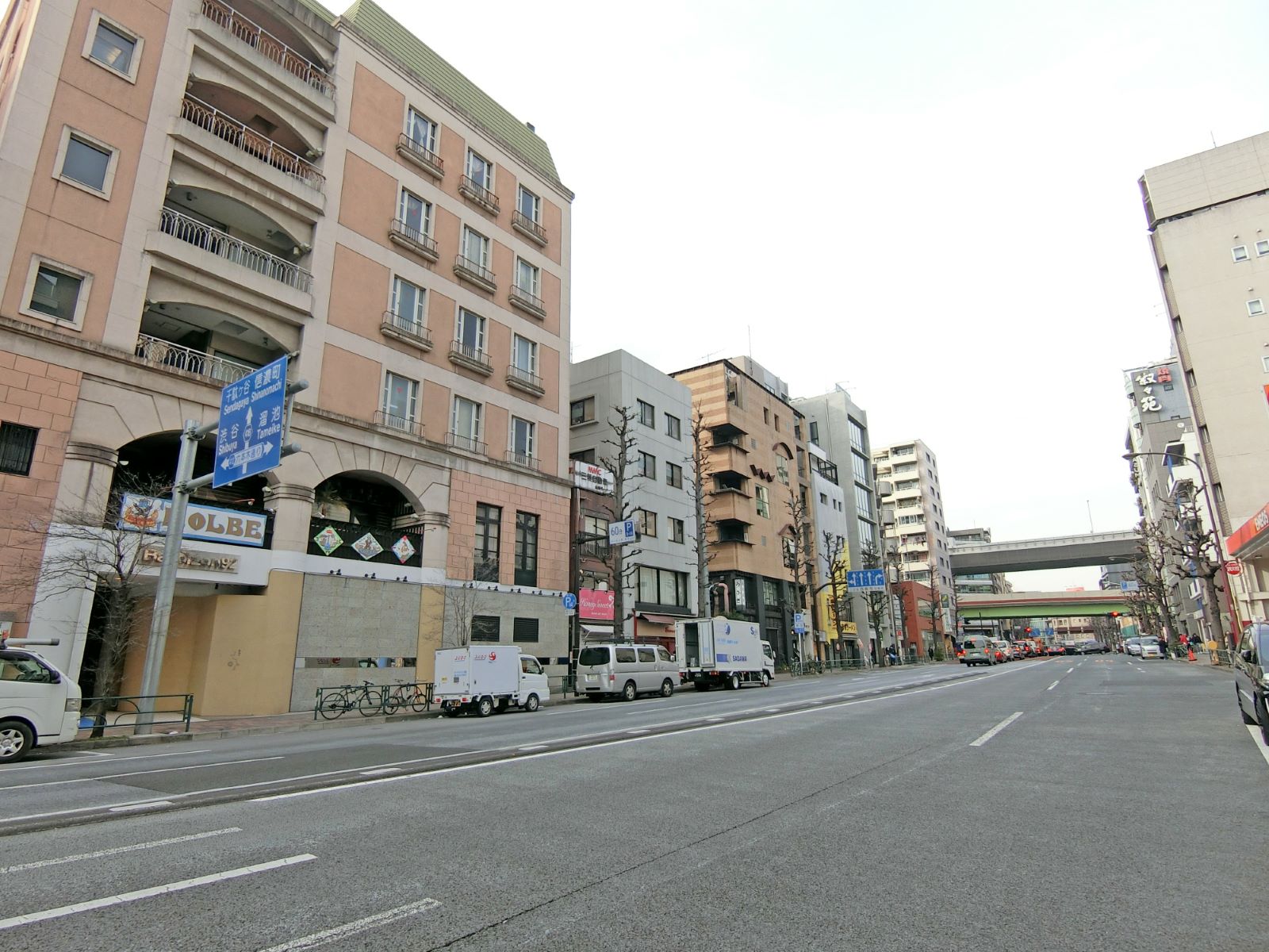 外苑西通り沿いに立地