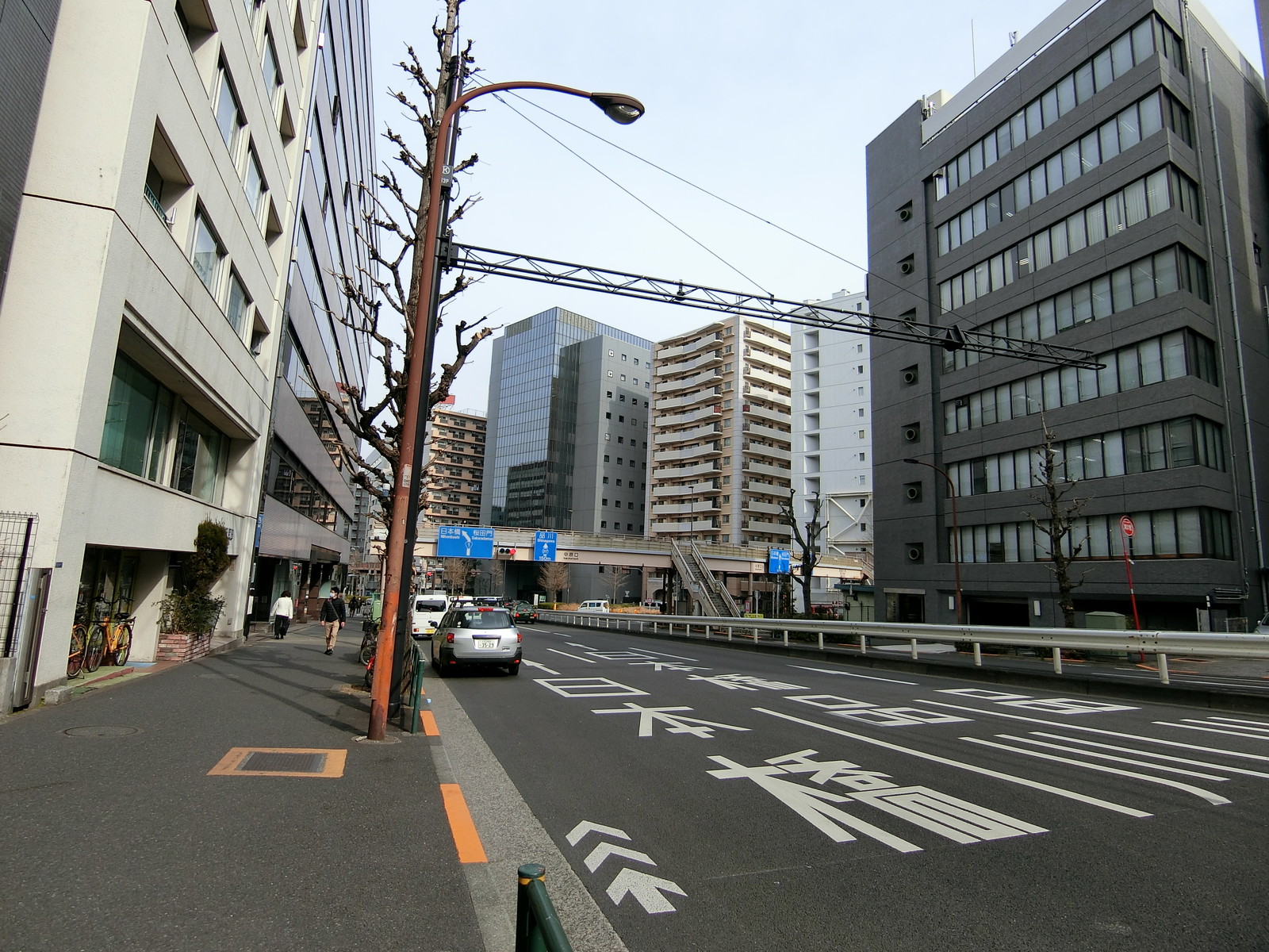 前面の山手通り