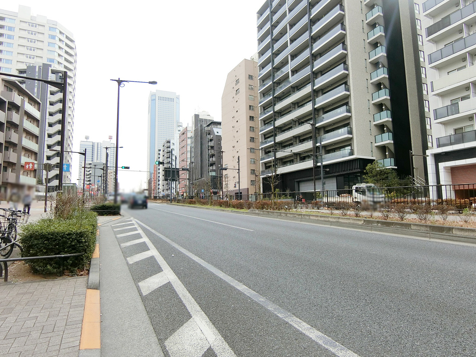 西新宿アイコービル前面の山手通り