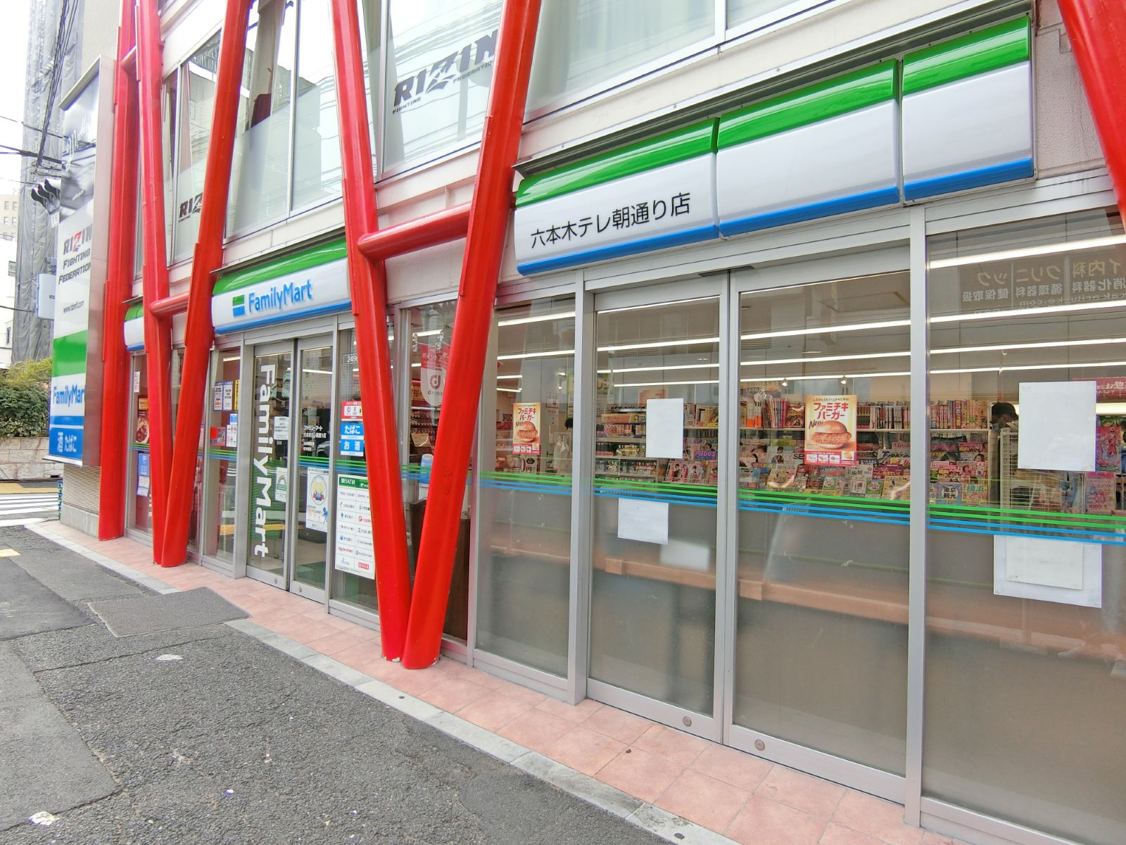 徒歩3分のファミリーマート六本木テレ朝通り店