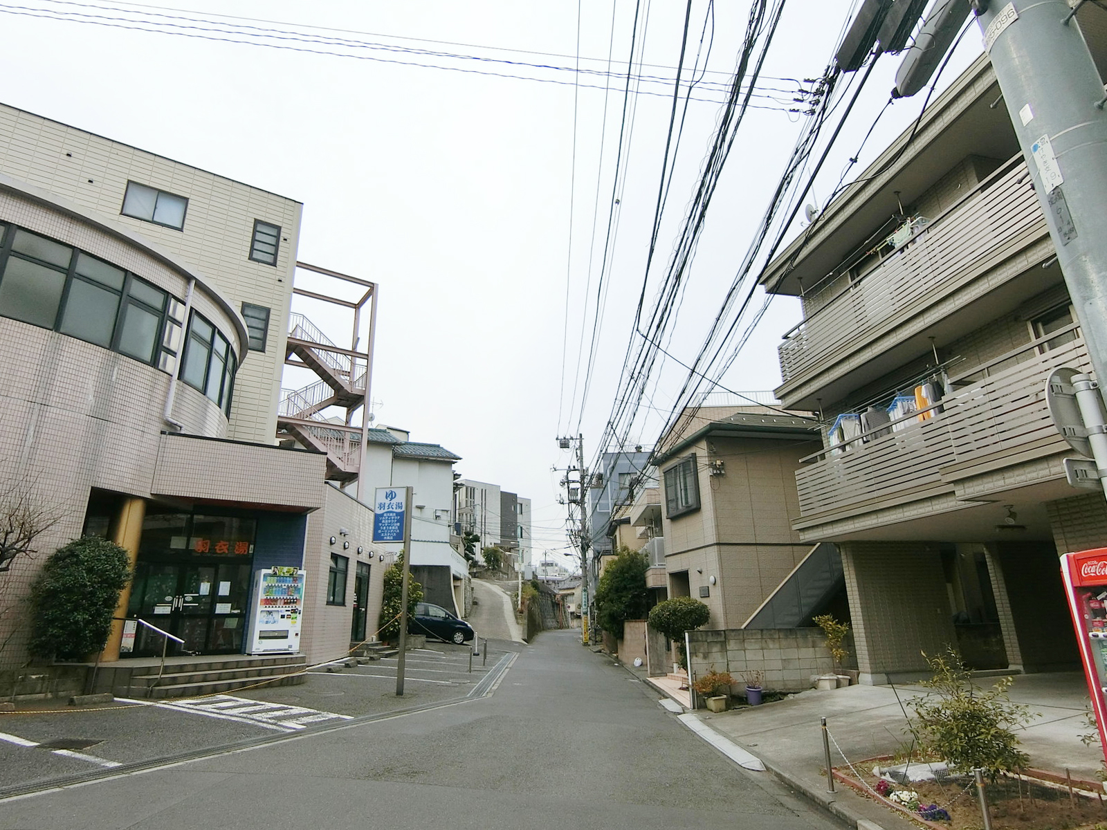 周辺は住宅街